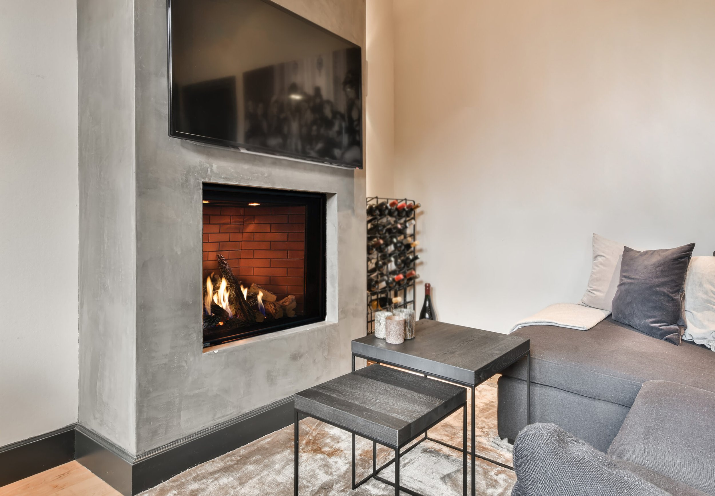 DRSQ46-delray-quare-oak-logset-red-brick-liner-concrete-scaled.jpg