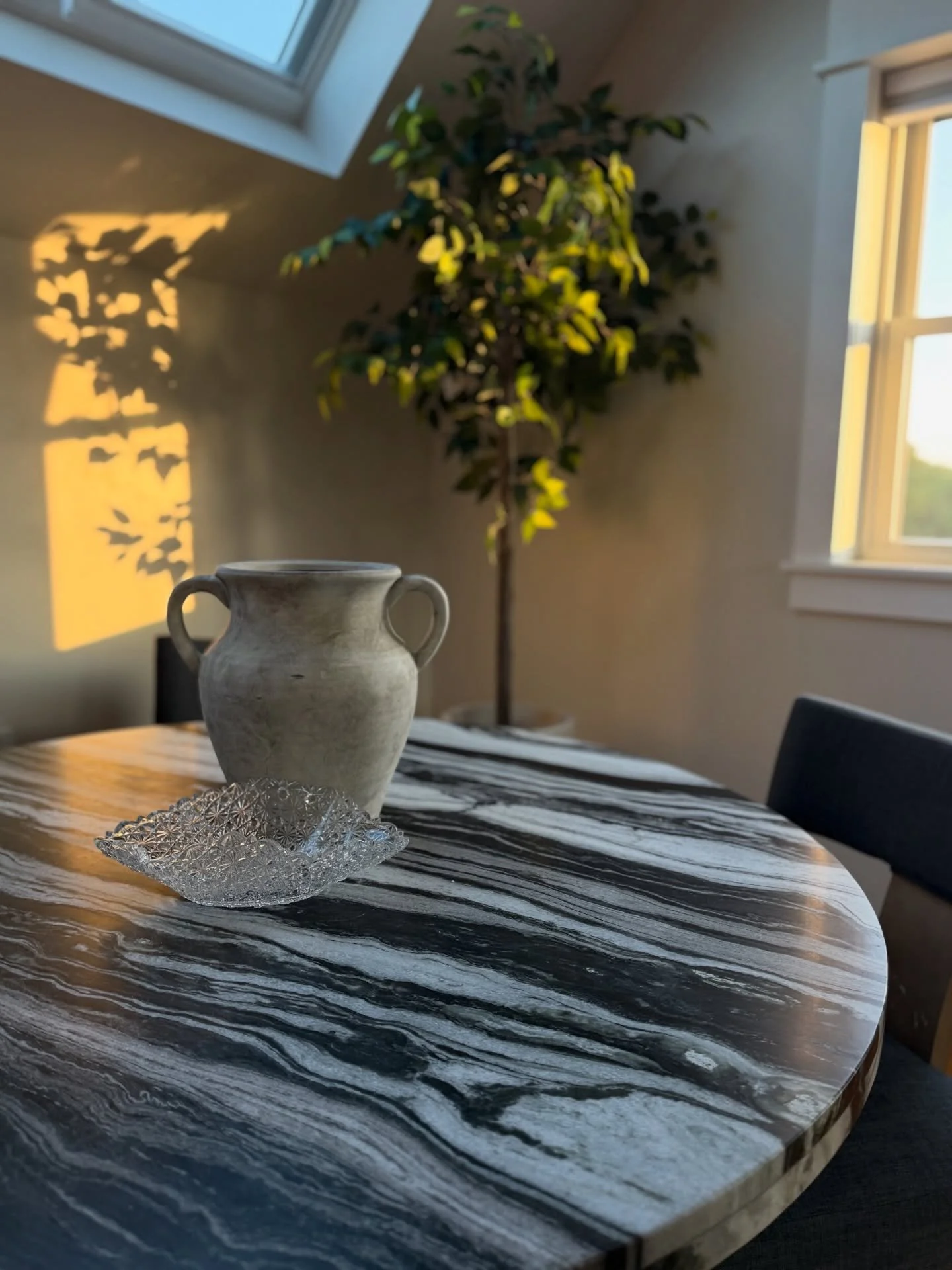 This space evolves with the light.

Strong veining, softened by a sculptural urn and crystal dish, keeps this moment balanced from morning through late afternoon. Intentionally chosen materials allow even a simple table vignette to feel complete.

#H