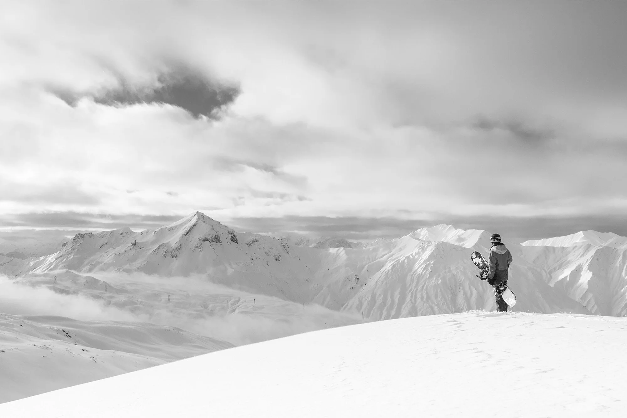 Snowboarder in de sneeuw, gezien van achteren