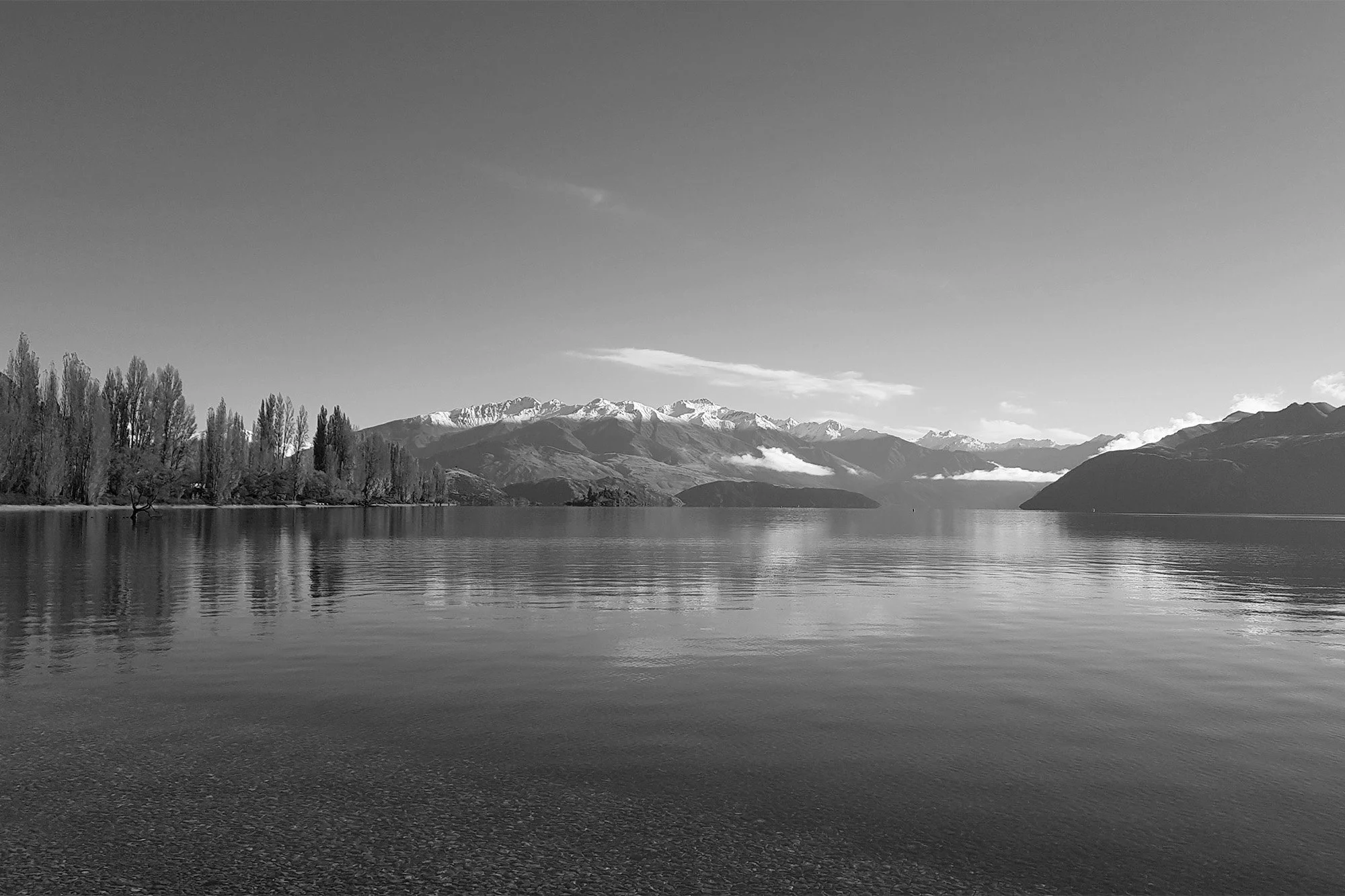 Meer van Wanaka met besneeuwde bergtoppen