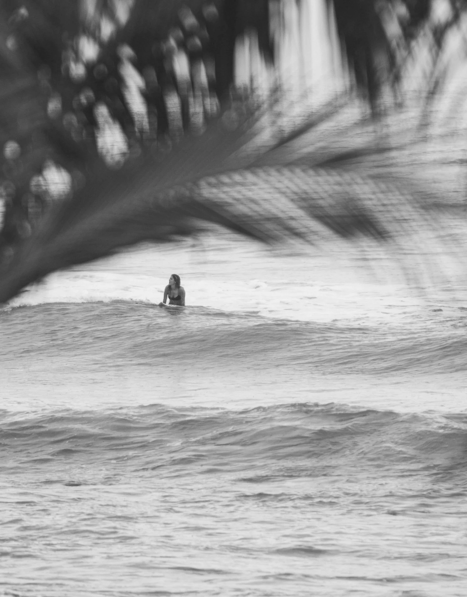Surfer op een surfplank in zee