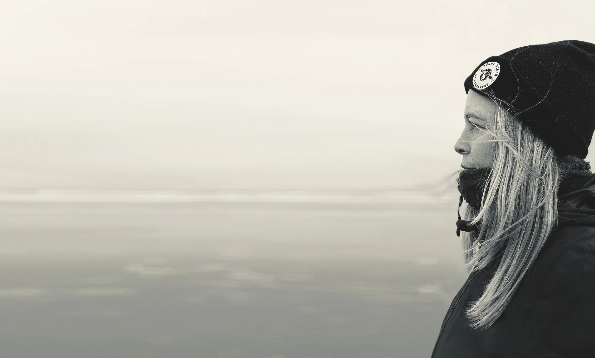 Robien, gezien van opzij, met een muts.