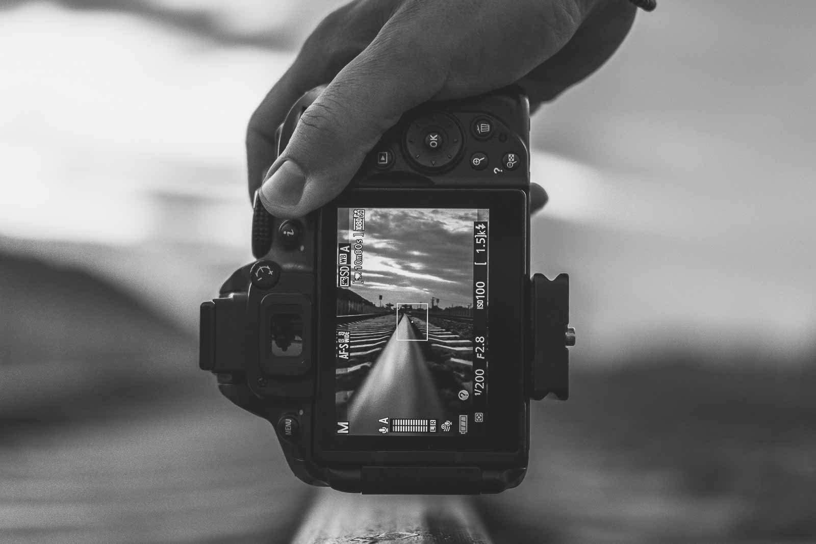 Camera met scherptediepte en vervaagde achtergrond