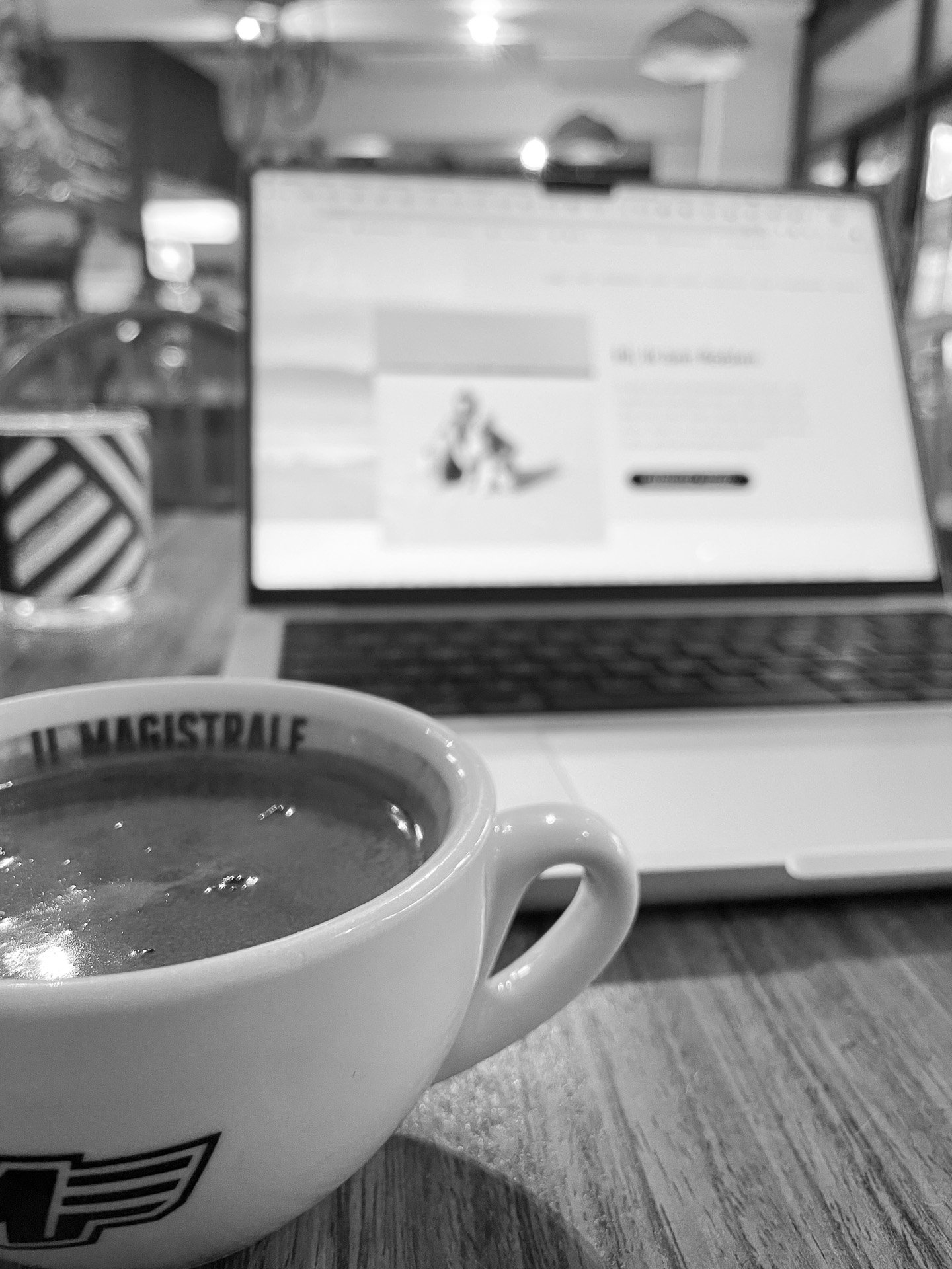 Laptop en kop koffie op een tafel in café Joop in Schoorl