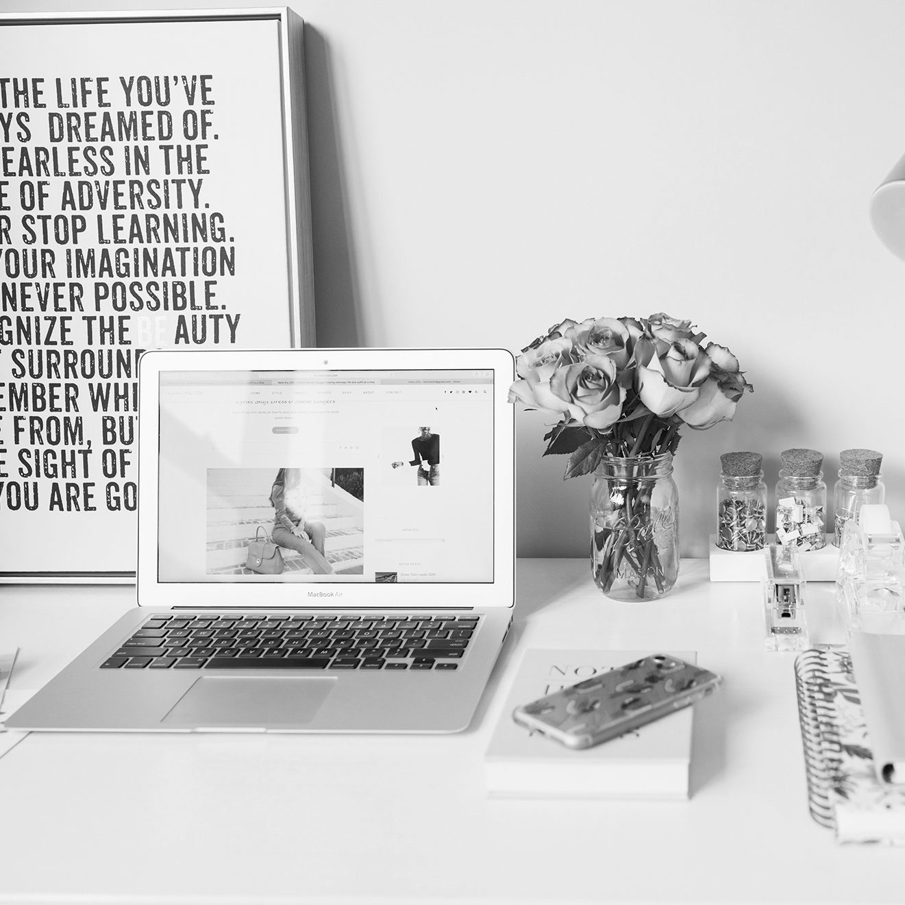 Bureau met laptop en accessoires