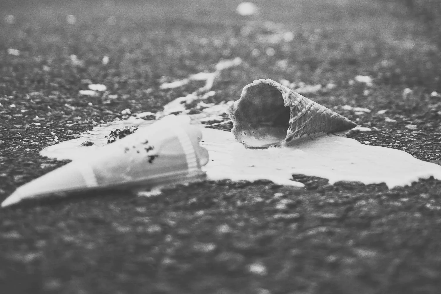 Twee omgevallen ijsjes op de grond