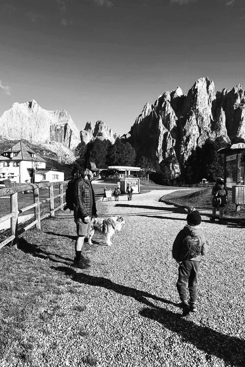 Jeroen en Jack van opzij en Bodhi van achteren in een bergomgeving.