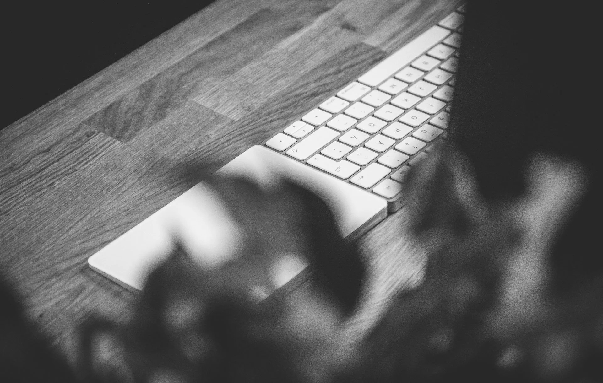 Toetsenbord op een bureau achter een plant