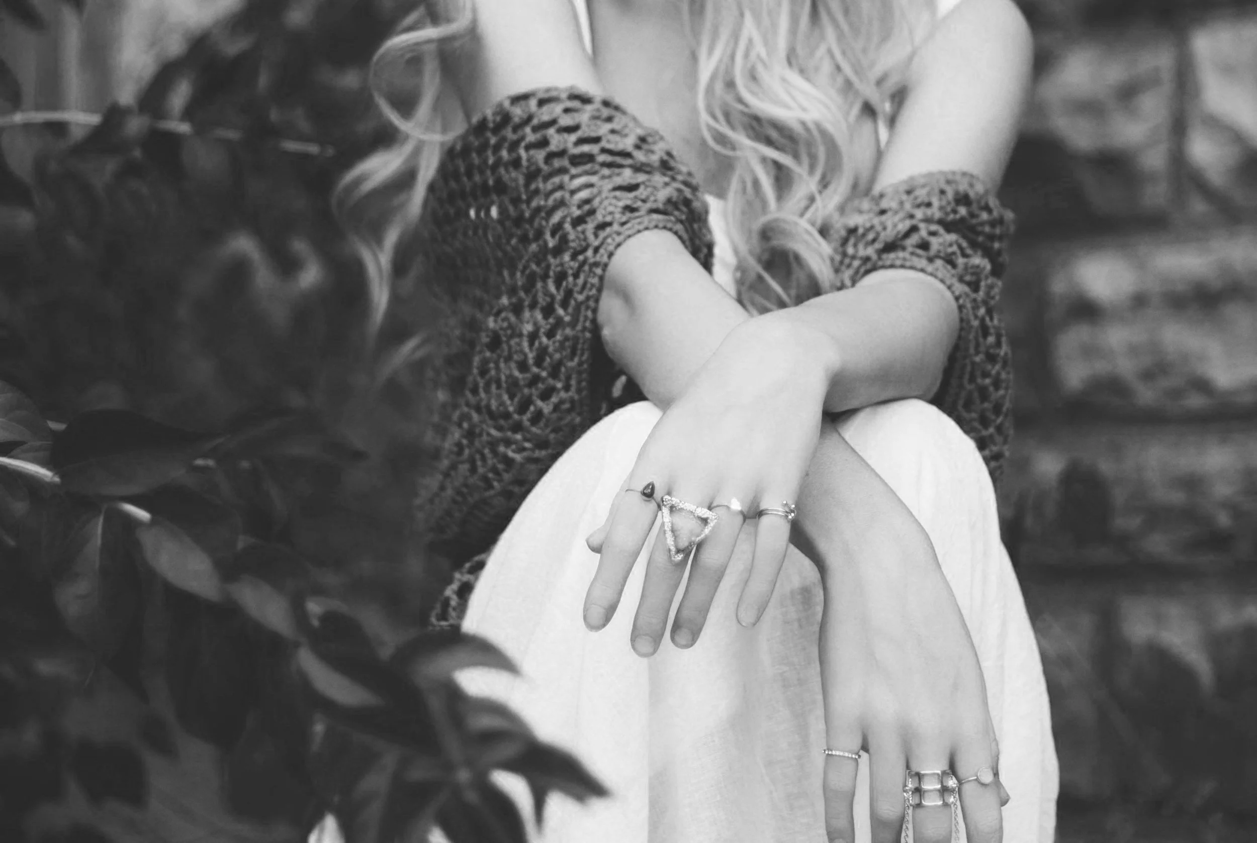 Close-up van handen met meerdere sieraden.