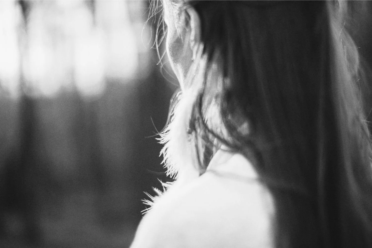 Zwart-wit foto van een persoon van opzij