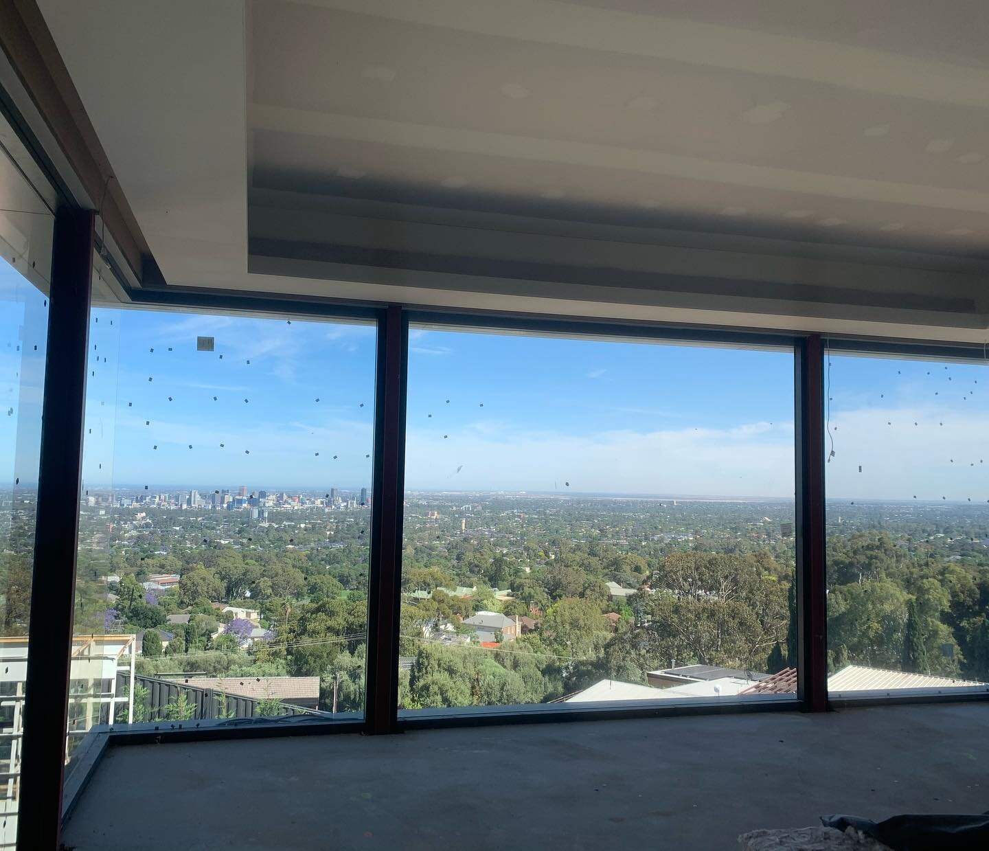Check out the view from our latest project in Glen Osmond. Floor to ceiling windows to take in the view of Adelaides CBD. 🔹🔹#adelaidearchitecture #adelaidedesign #framelessglazingsystem