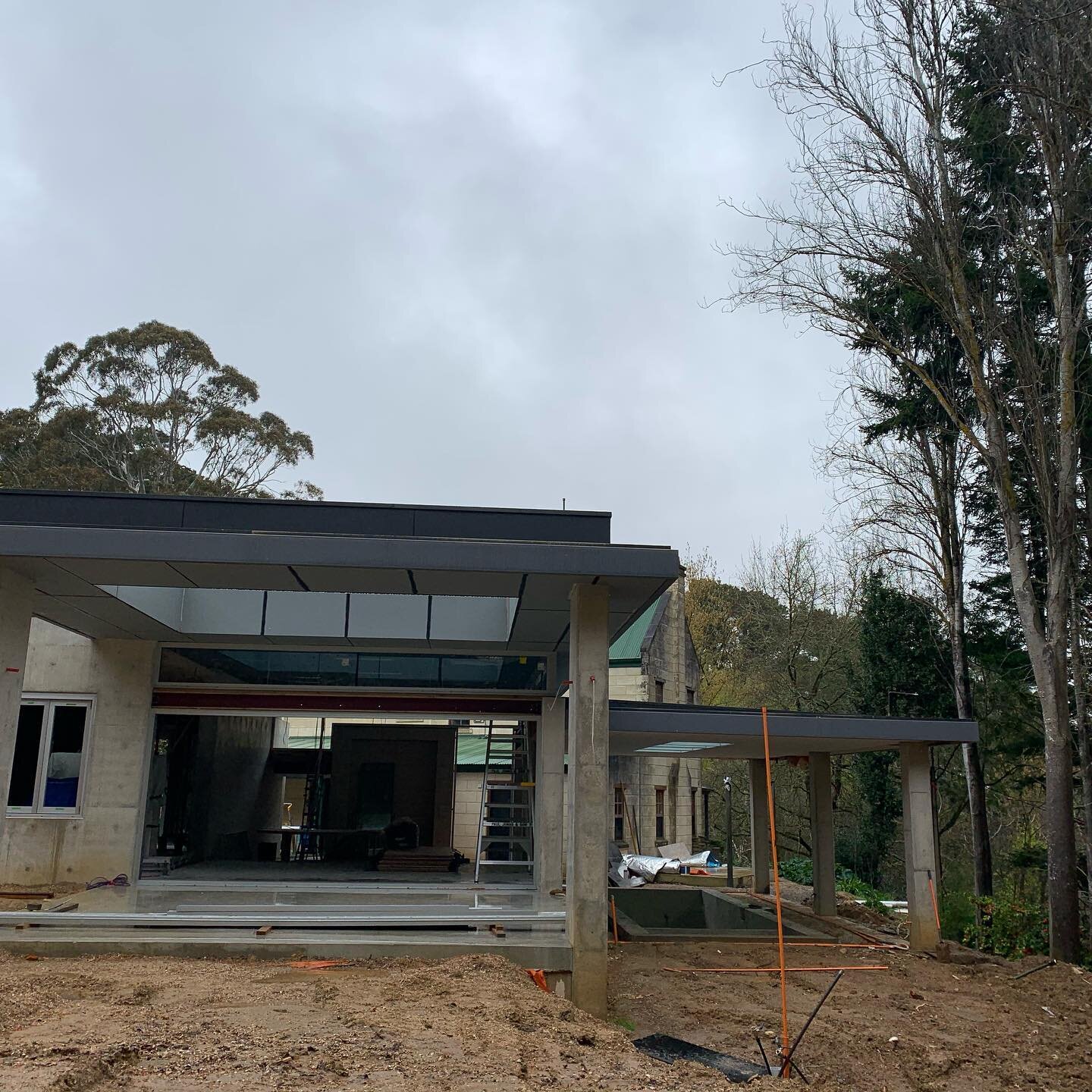 Carey Gully project starting to take shape. Looking forward to seeing the combination of off form concrete walls with floor to ceiling glazing. #adelaidedesign #aluminiumwindows #adelaidearchitecture #moderhouse