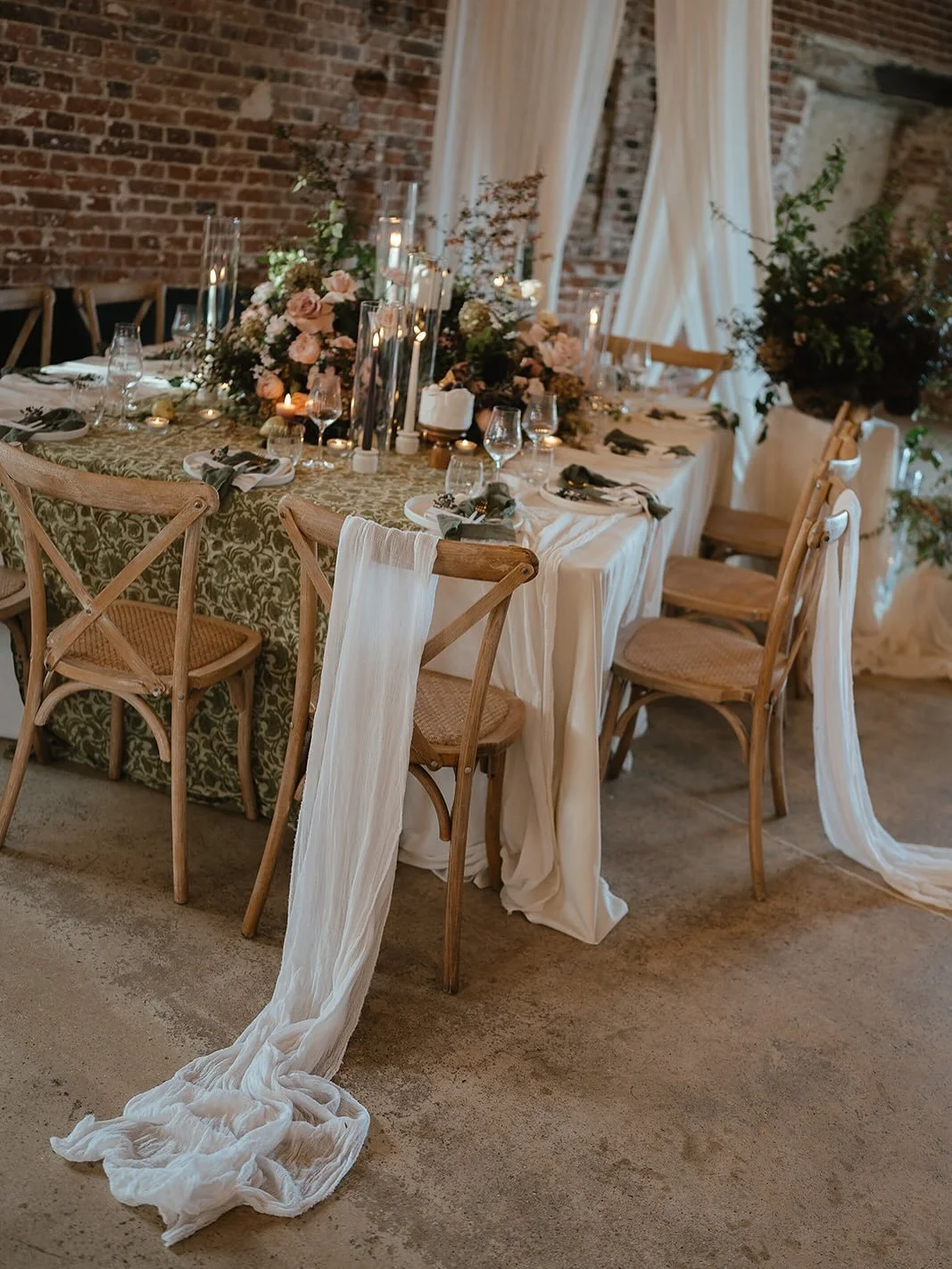 Autumn inspiration 🍂 

The richness of plum, deeper greens with the softer pink curated into a full tablescape of texture by @brackenandtwineflowers 🌸

Styling, hire and paper stationery @synchedevents 
Venue @godwickweddings 
Images @jessicarenpho