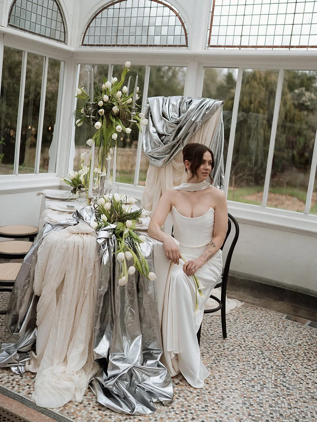 Modern chrome 🩶🩶

Spring florals in an unexpected way, in that green and white palette that we know and love with the shine of silver - antique candle holders and high shine fabric. Daring to mix things up will never go unnoticed ✨

Images @jessica