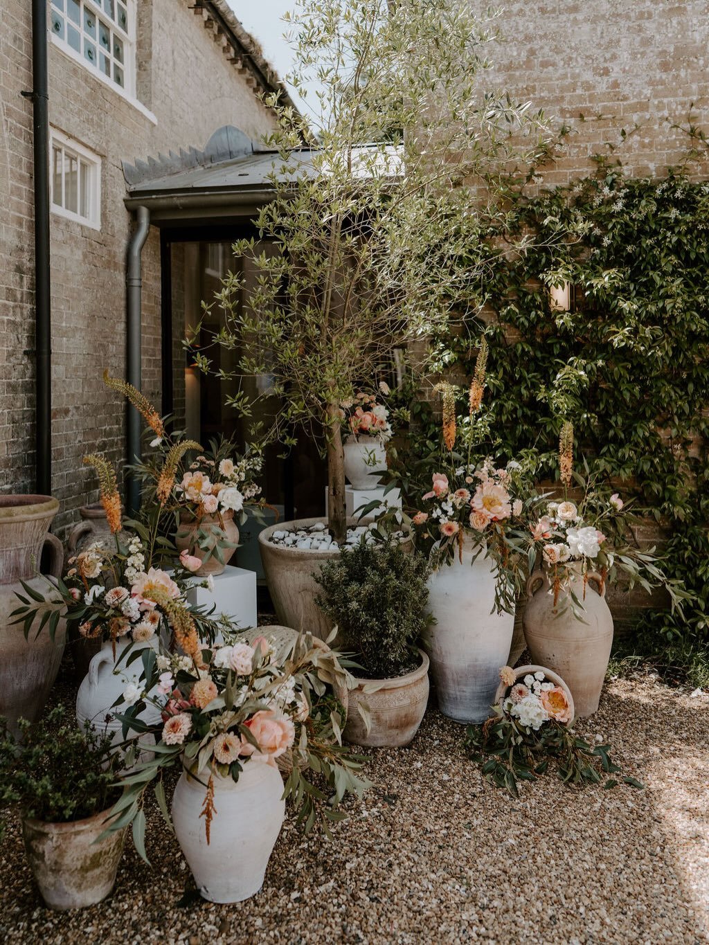 Ceremony styling that blends seamlessly into the existing decor ✨ This corner at @shoteshamparkweddings caught my eye as a beautiful backdrop to add into with more ceramic stone pots filled with @romeoandsucculent flowers bringing the Mediterranean f
