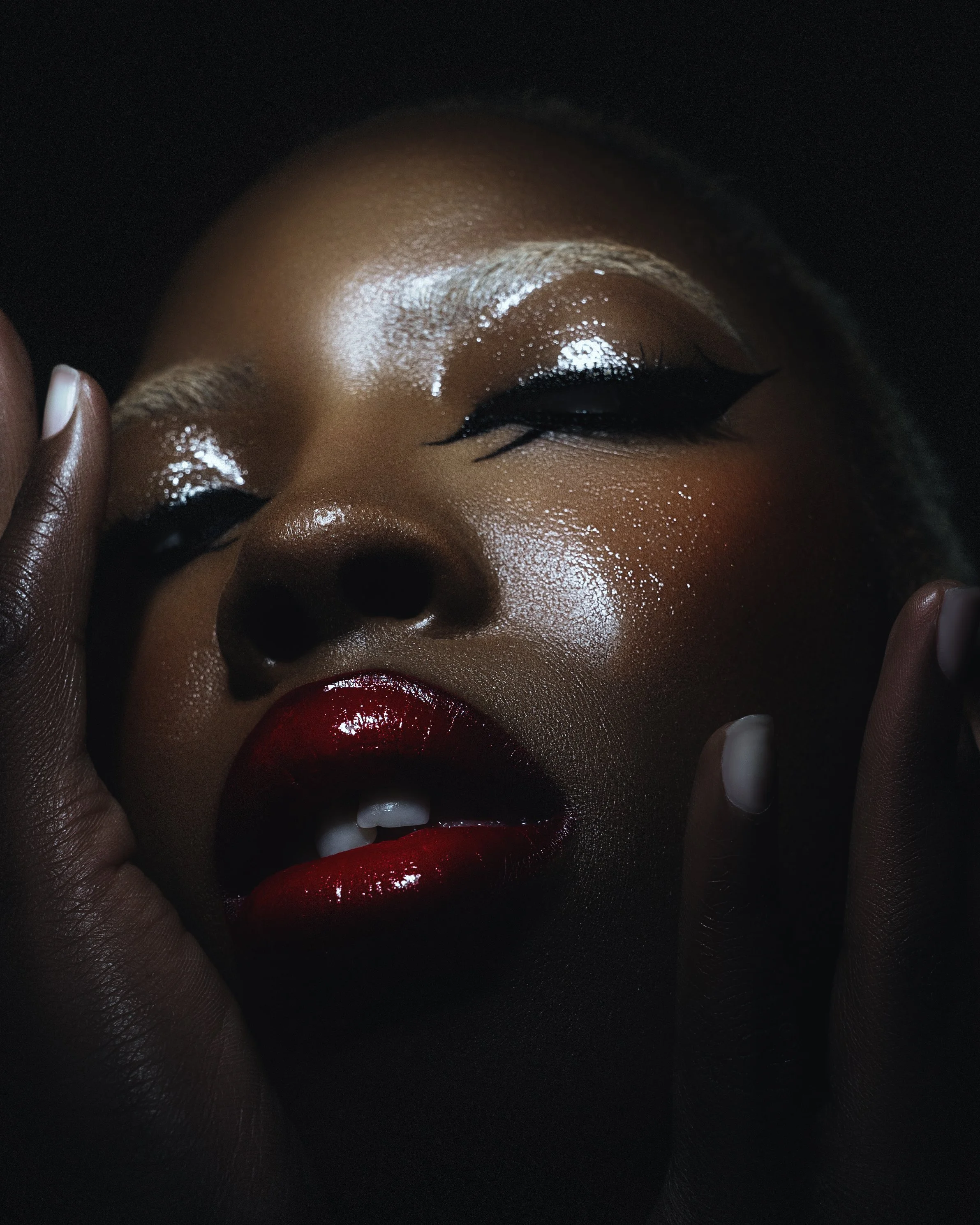 Portrait beauté et éditorial Studio Volupté Cassé, réalisé par Sonia Bel Hadj Brahim. Direction artistique. Regard intense, belle peau, élégance et force. photographe basée à Paris