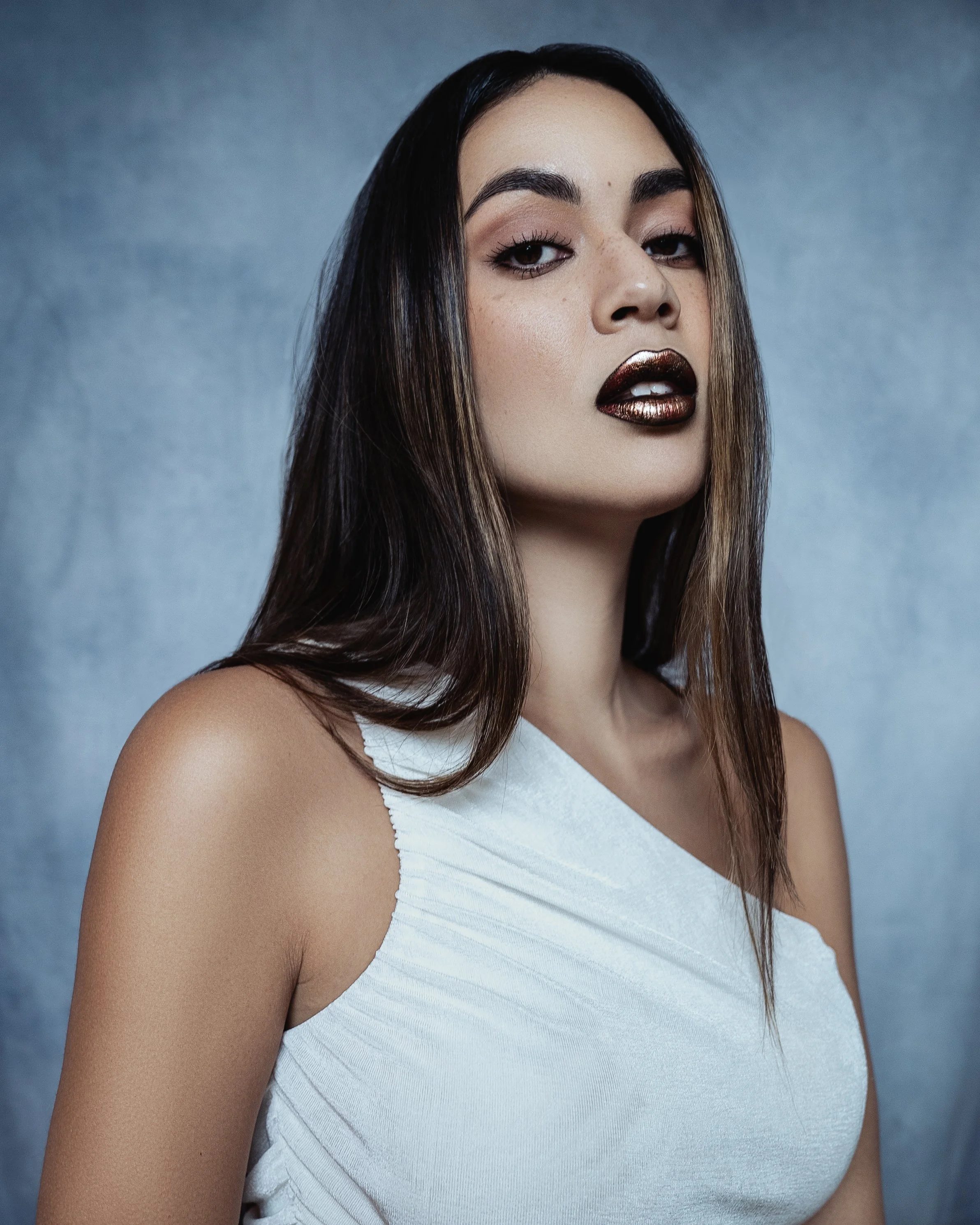 Portrait beauté et éditorial Studio Volupté Cassé, réalisé par Sonia Bel Hadj Brahim. Direction artistique. Regard intense, belle peau, élégance et force. photographe basée à Paris