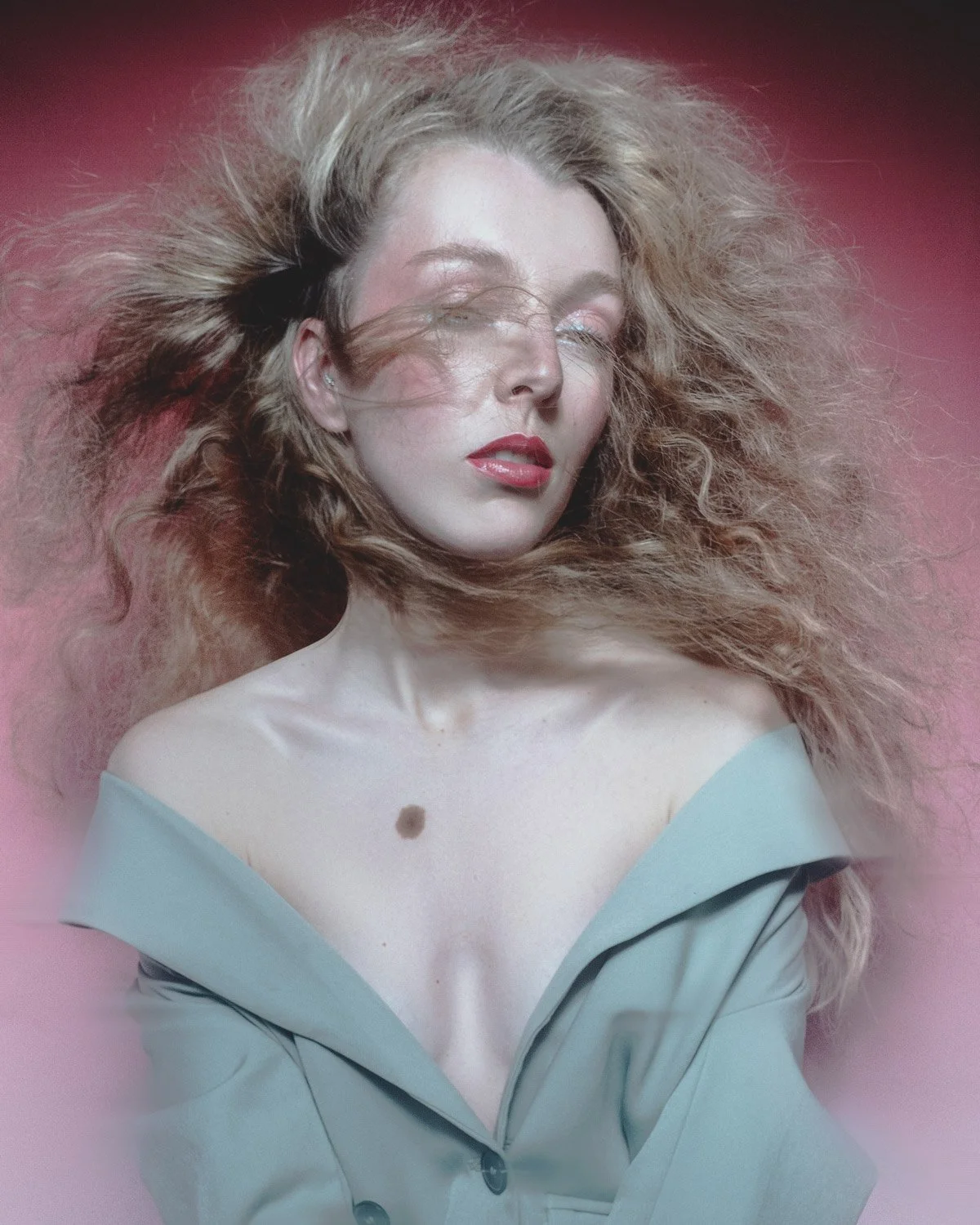 Portrait Glow Motion d'une femme avec les cheveux au vent réalisée par Sonia Bel Hadj Brahim