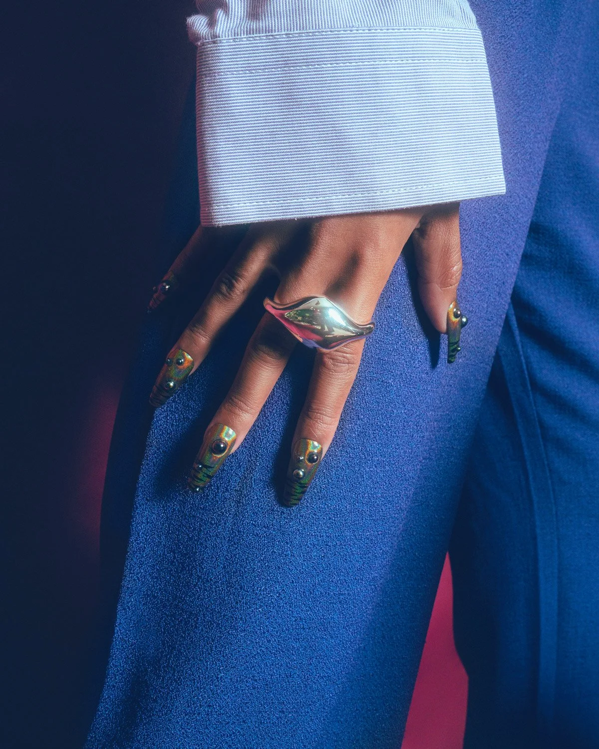 Photographie détail main avec une bague magnifique, mode éditorial, réalisée par Sonia Bel Hadj Brahim