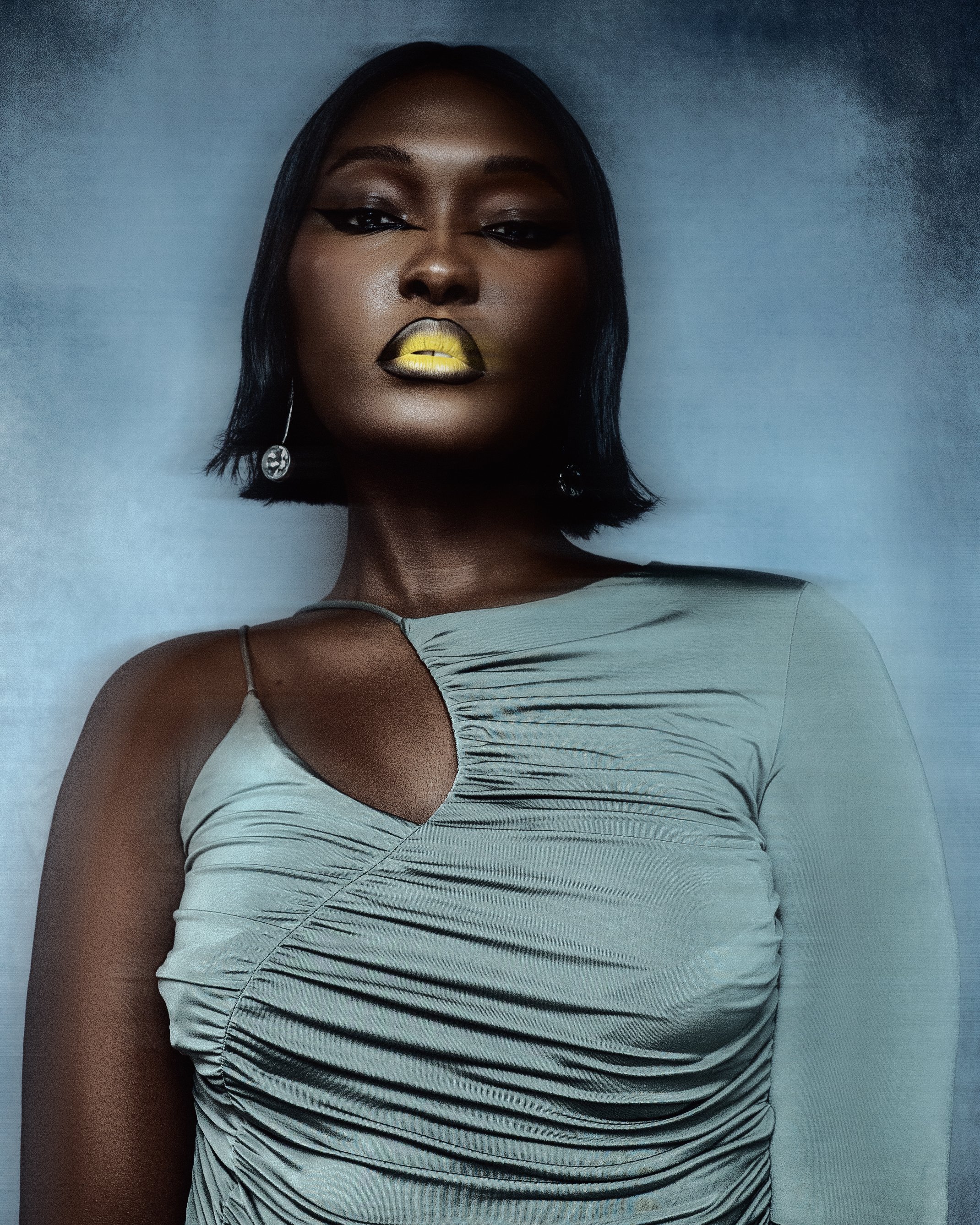 Portrait beauté et éditorial Studio Volupté Cassé, réalisé par Sonia Bel Hadj Brahim. Direction artistique. Regard intense, belle peau, élégance et force. photographe basée à Paris