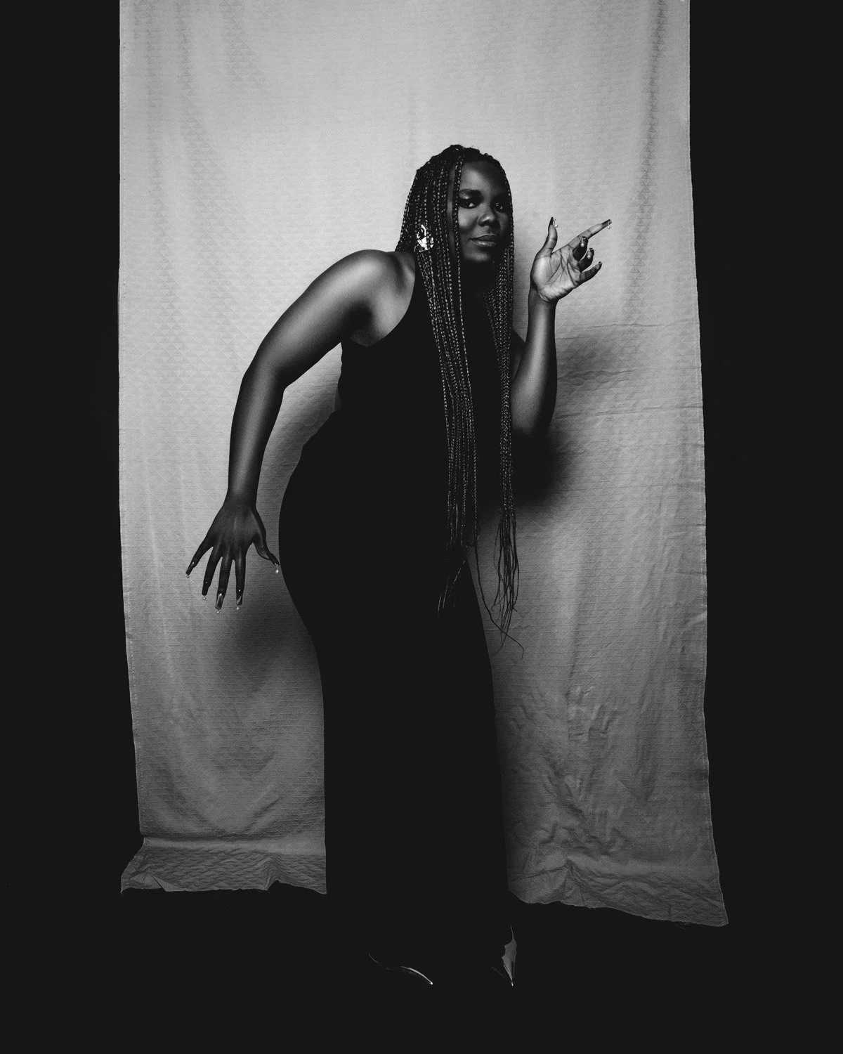 Photographie en noir et blanc d'une femme avec une direction artistique très original guidée et photographiée par Sonia Bel Hadj Brahim