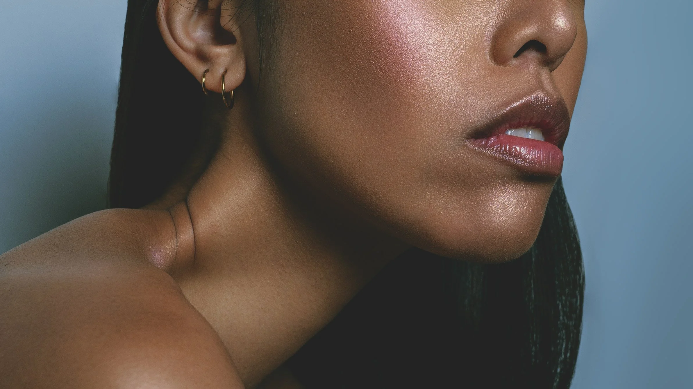 Portrait beauté et éditorial Studio Volupté Cassé, réalisé par Sonia Bel Hadj Brahim. photographe basée à Paris