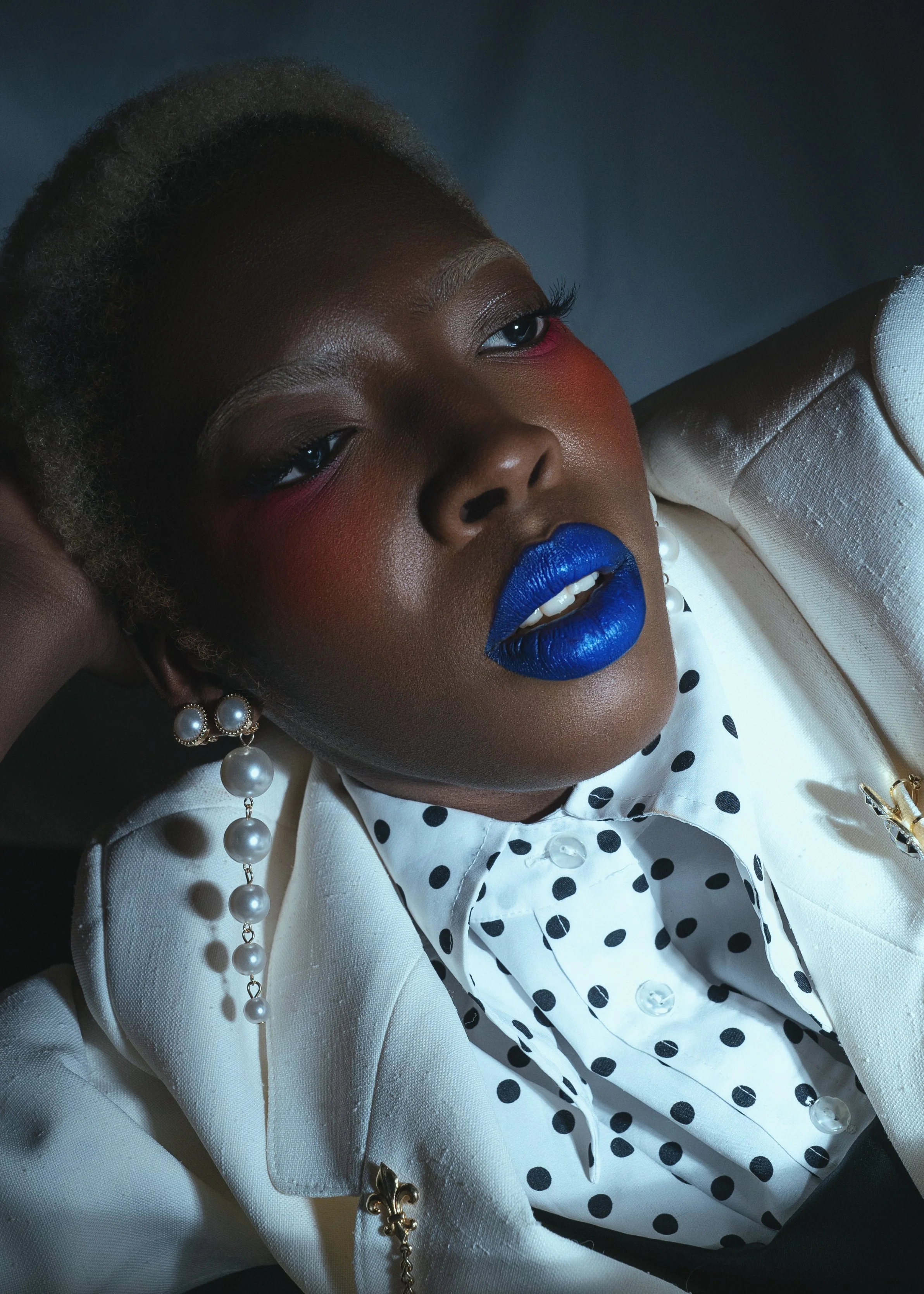 Portrait Studio Volupté Cassé de femme, beauté éditorial- réalisée par Sonia Bel Hadj Brahim à Paris