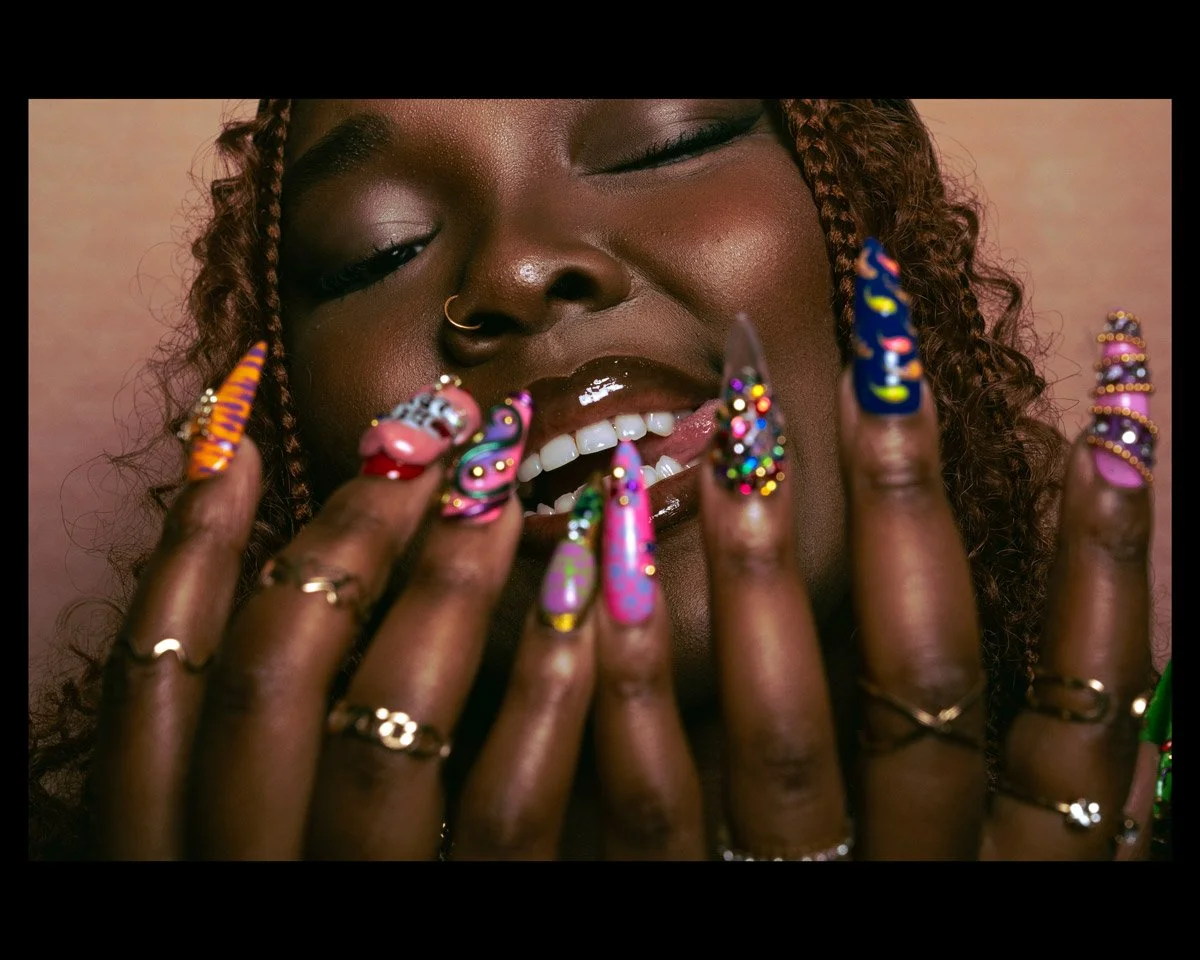 photo d'une femme avec ses ongles réalisée par la photographe Sonia Bel Hadj Brahim