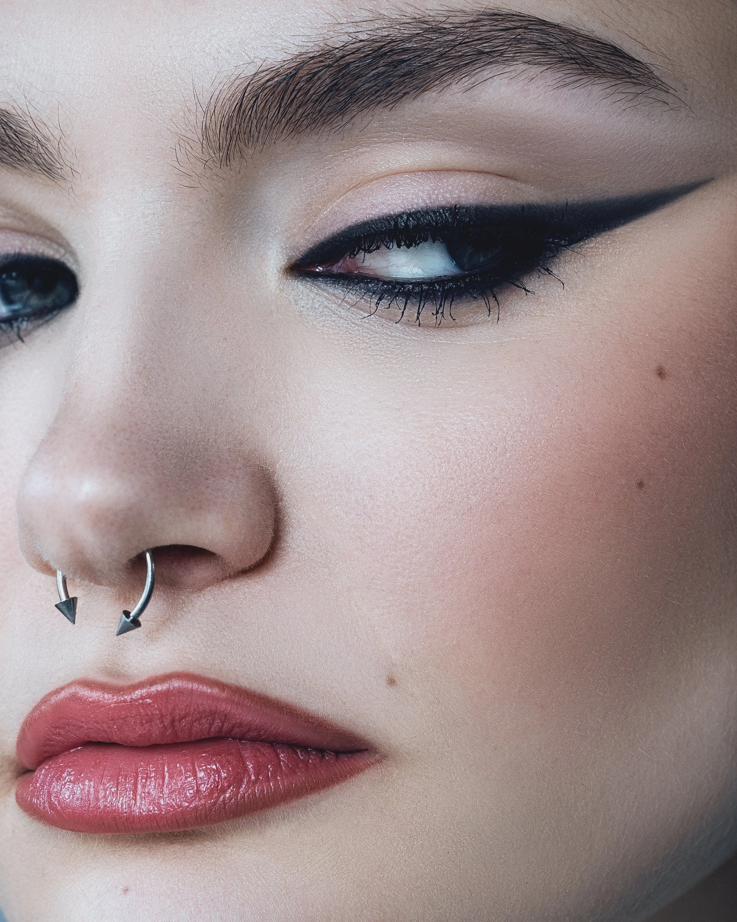 Portrait Studio Volupté Cassé de femme, beauté éditorial- réalisée par Sonia Bel Hadj Brahim à Paris