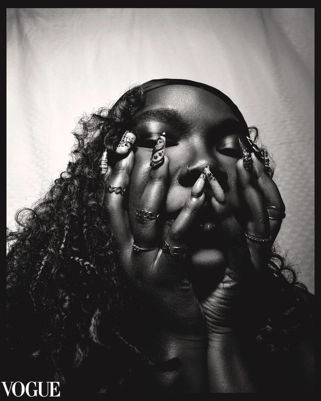 photo en noir et blanc original publiée sur photo vogue d'une femme réalisée par la photographe Sonia Bel Hadj Brahim