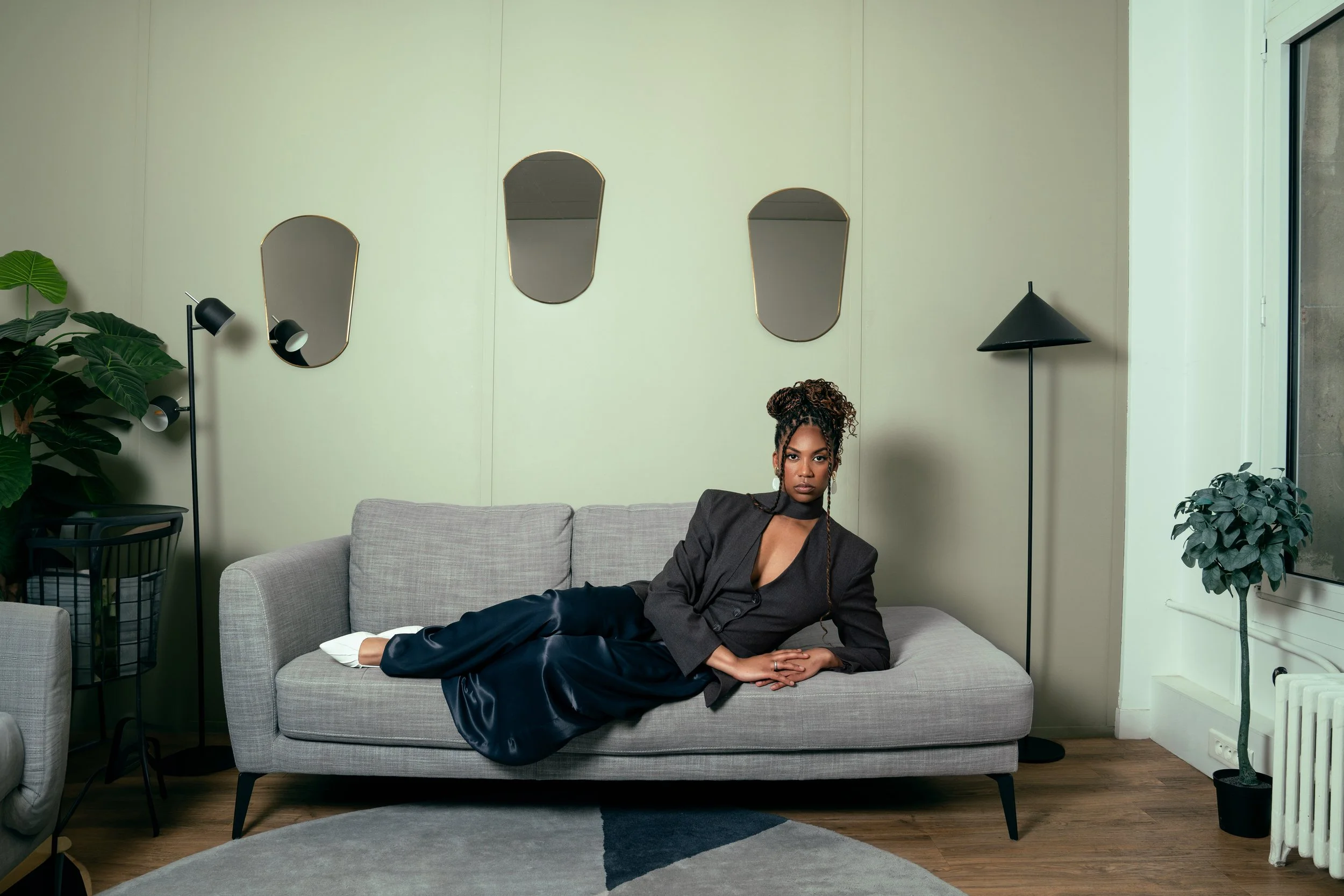 Une fondatrices et coach du mouvement entrain d'incarner sa marque. Photographiée par Sonia Bel Hadj Brahim, direction photographique signée Volupté Cassée.