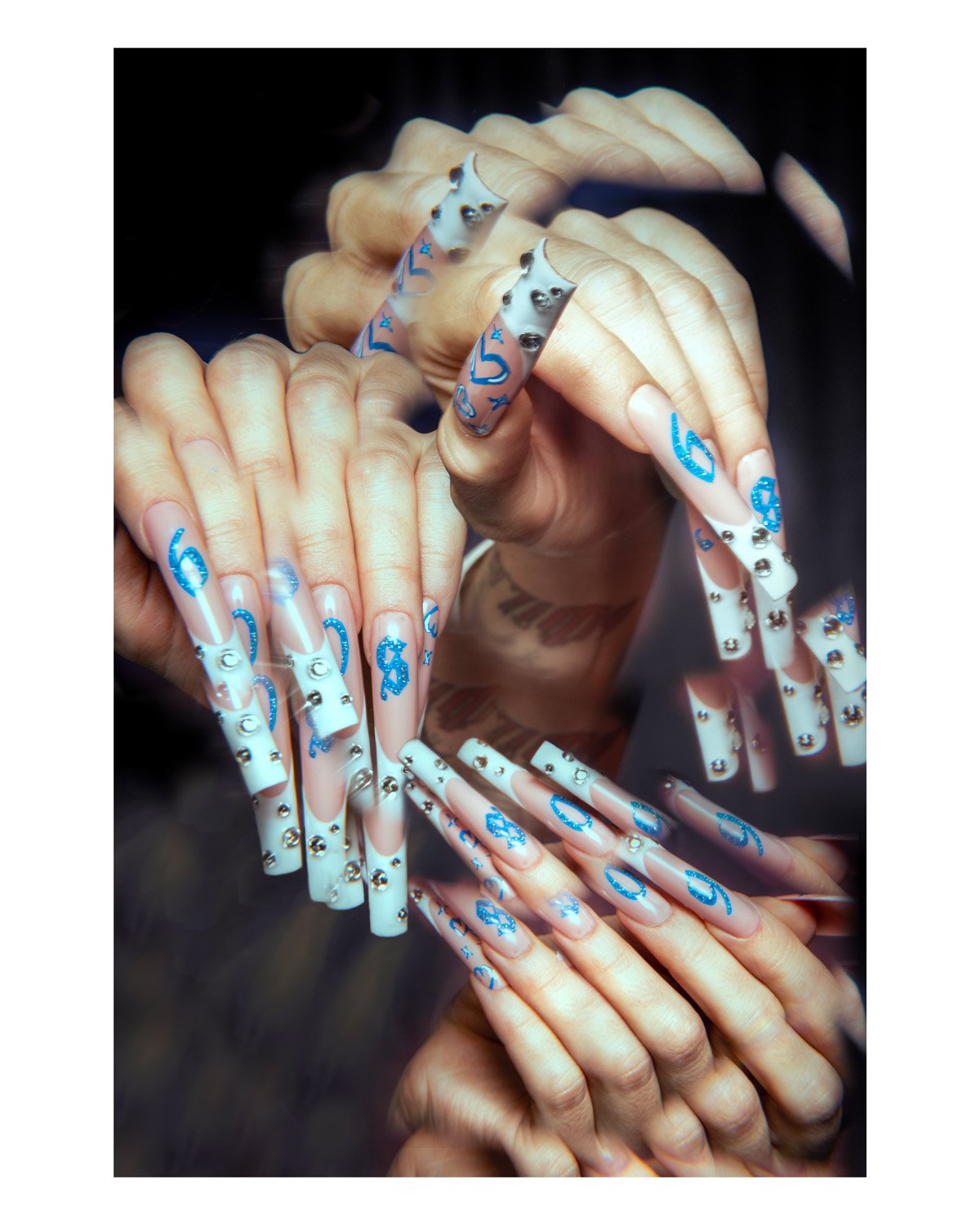 Photographie artistique détail de main, mode et éditorial, réalisée par Sonia Bel Hadj Brahim