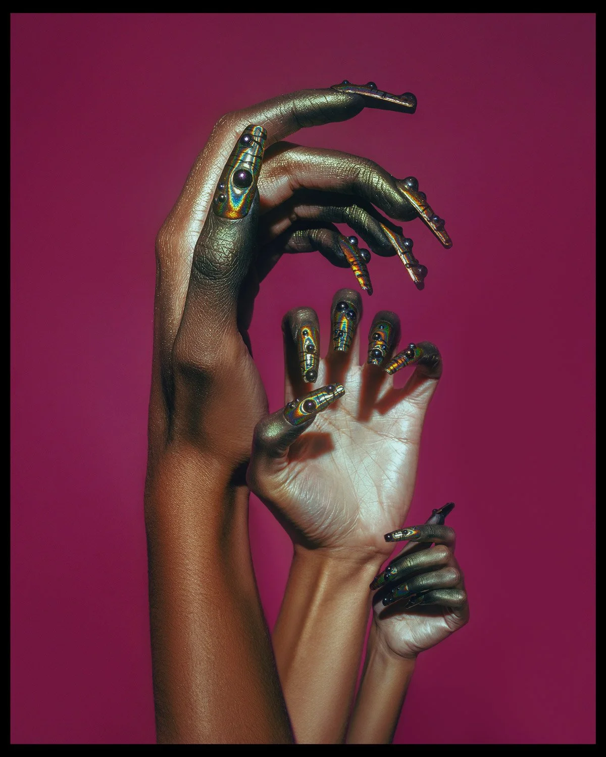 Photographie artistique de détail de mains subliment et maquillées, réalisée par Sonia Bel Hadj Brahim