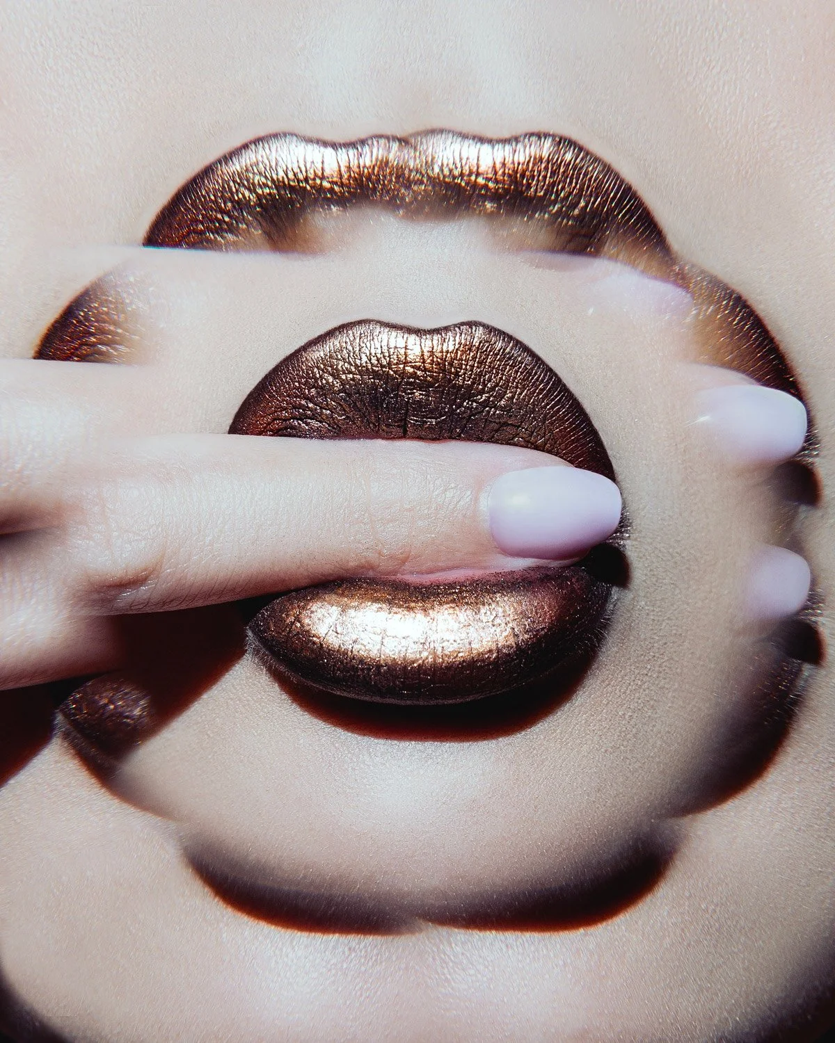 Photographie artistique d'une bouche mise en valeur avec le maquillage, beauté éditorial, réalisée par Sonia Bel Hadj Brahim