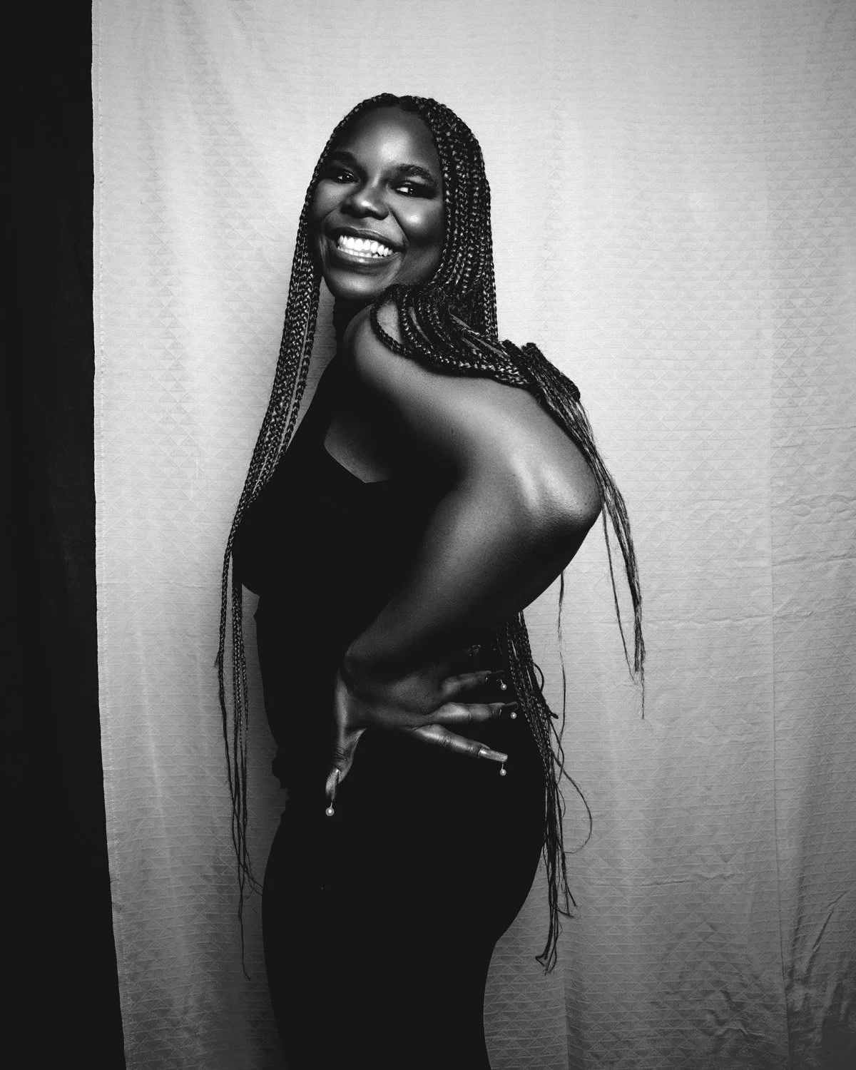 Portrait en noir et blanc très élégant et spontanée d'une femme noire réalisé par Sonia Bel Hadj Brahim