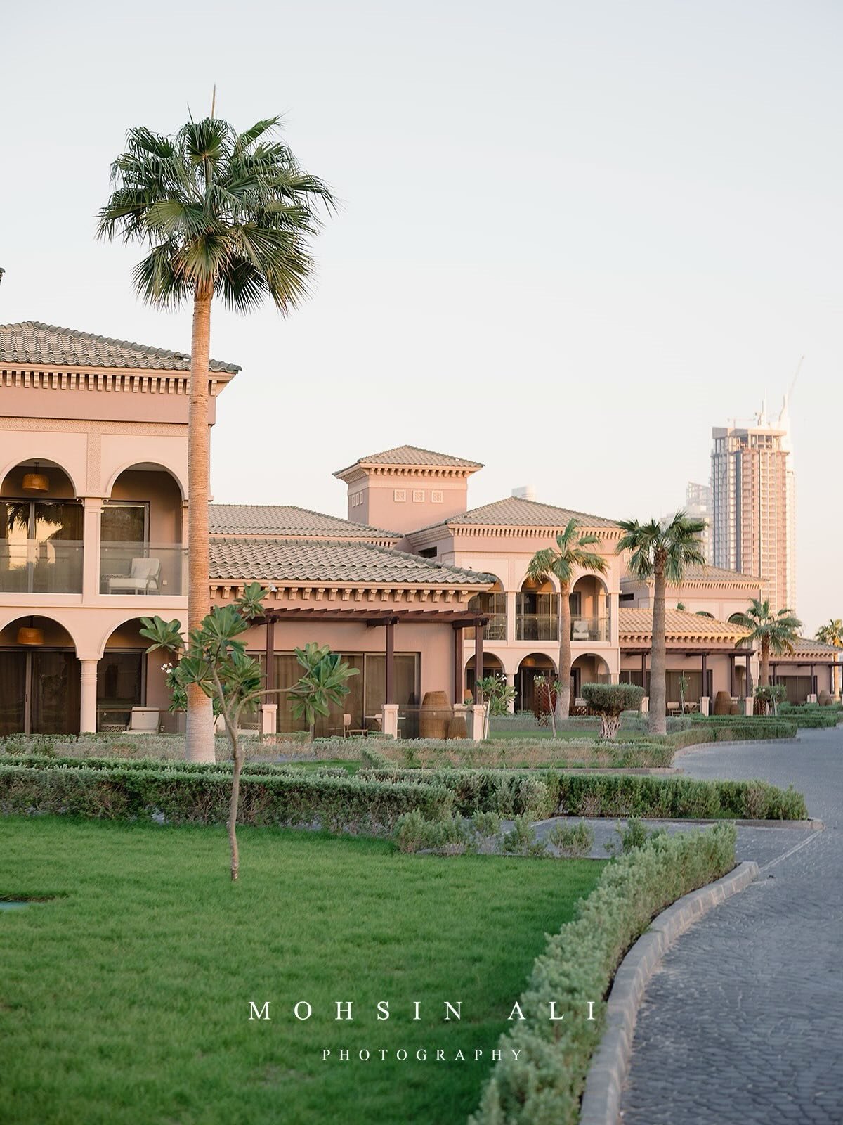 A vision of ivory and gold for Roshni &amp; Nikhil&rsquo;s reception, the perfect backdrop for an unforgettable evening ✨

 Destination Wedding Planner @_pristineevents_ 
AV &amp; Production - @avlivedubai
Venue - @royalsaray
Decor - @thearchevents
D