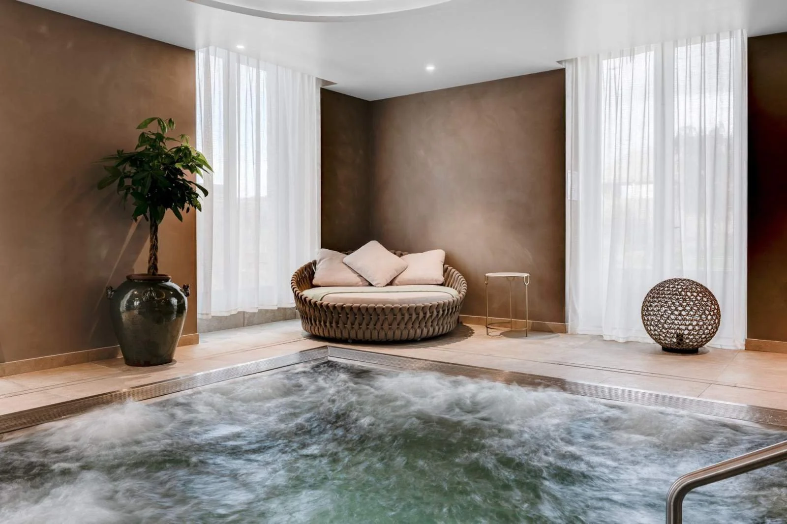 fleur-de-loire-jacuzzi.jpeg