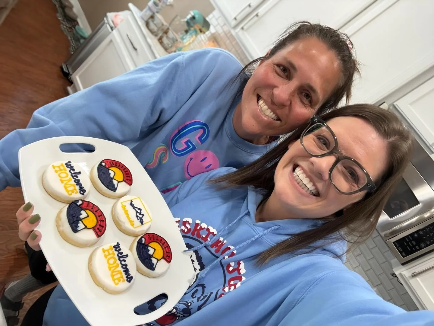 My life-long friend is here, and she brought us beautiful cookies from our favorite bakery in Oklahoma. 😍🩷😍