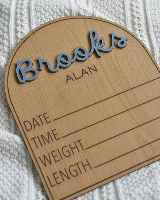 Know someone having a baby ? Want to give them a special keepsake? This announcement sign is the perfect thing to tell the world about your baby.
