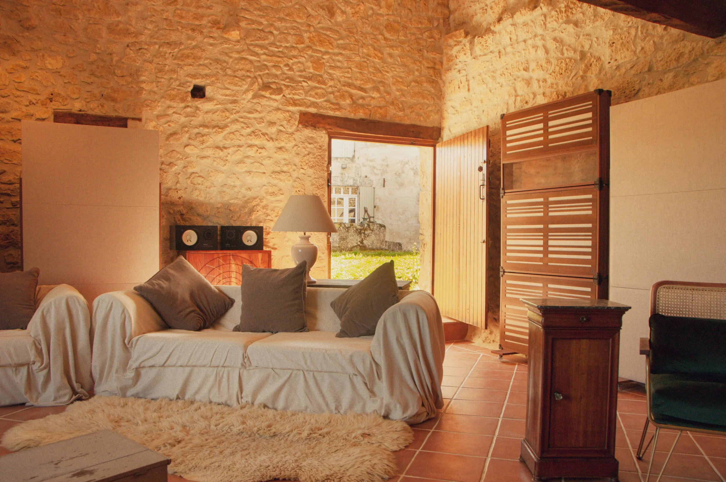 COUCHES VIEW COURTYARD.jpg