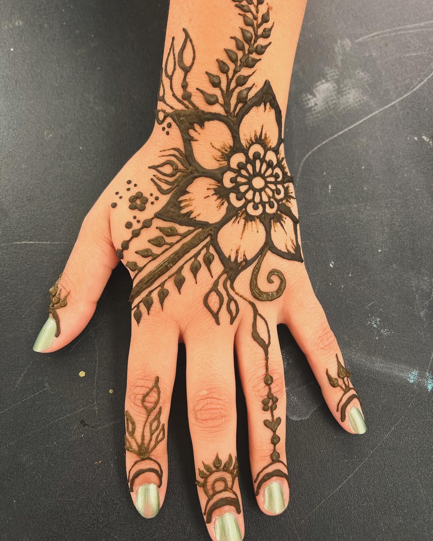 If you got a henna tattoo right now, what would you get? 🤔 🌸 

#henna #hennatattoos #facepainting #art #artistsforhire #paint #painting #illustration #festival #event #michigan #artistforhire #handdrawn #balloons #Wheresyourflair #faceflair #kid #k