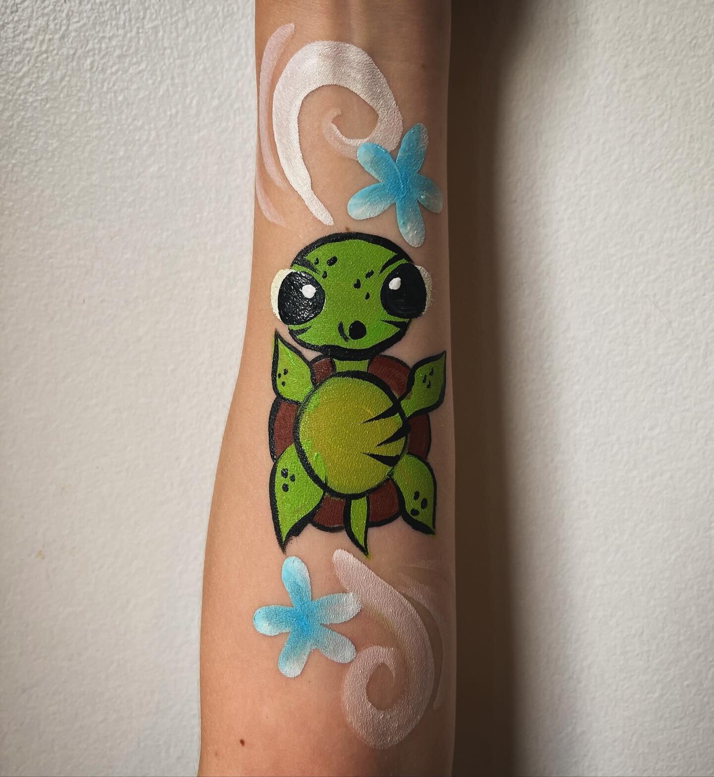 Fin, noggin, duuude.

Did you know our paints go on both your face and arms? We know not every little one likes their face touched, so we make sure to cater to their needs. Without excluding them from a fun colorful painting!

#facepainting #art #art