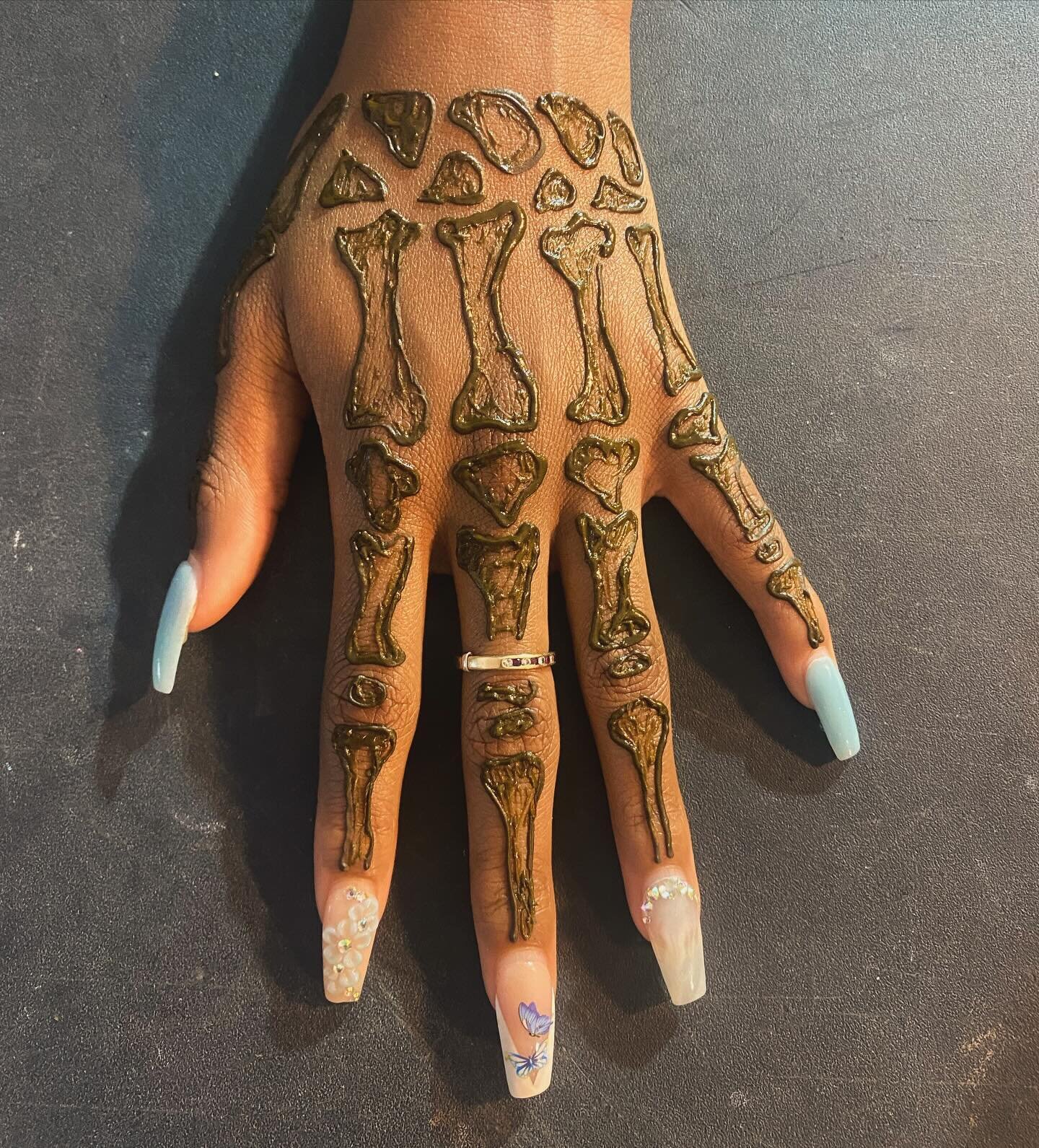 Who says January is too early for spooky things?? 👻 💀 

Did you know that you can ask for literally anything (within reason!) as a henna tattoo or face paint? Our many artists are so talented and love a good challenge!

#facepaint #painting #henna 