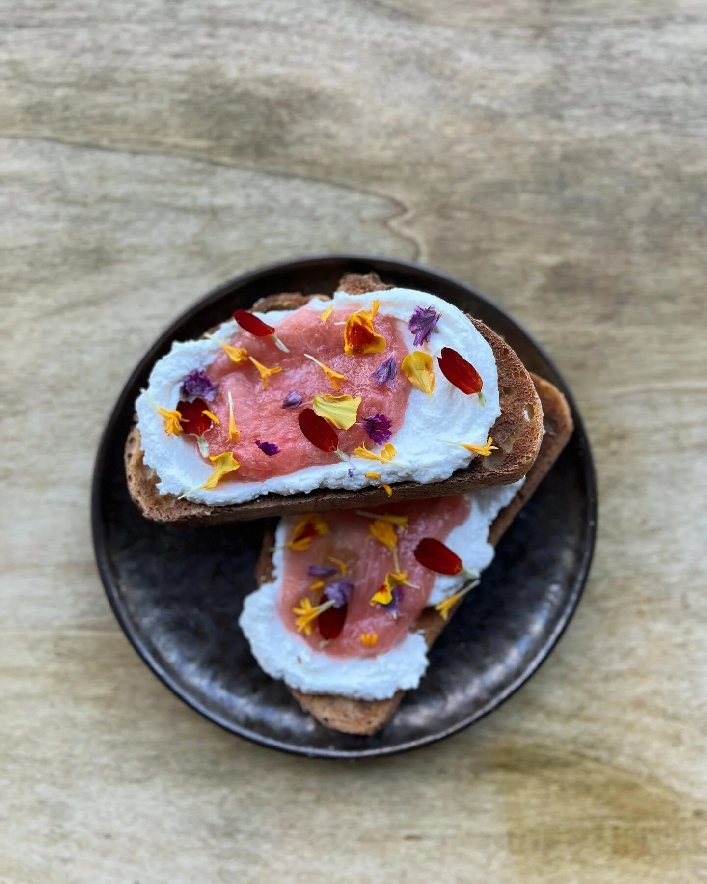 Sourdough, whipped ricotta, rhubarb compote 🌺