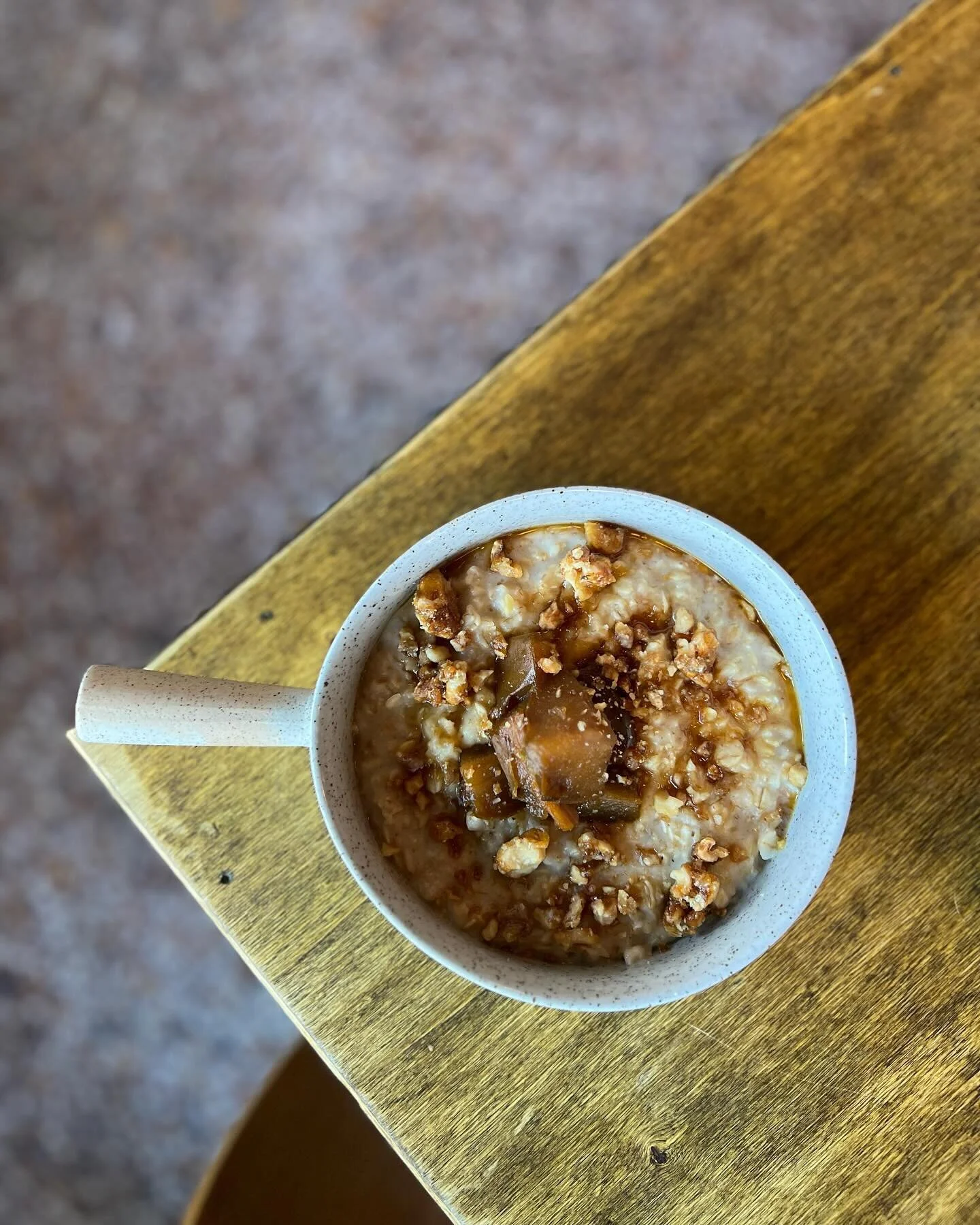 We have the perfect thing to warm you up on this cold wintery day 🥶 

Porridge, stewed pears &amp; walnut brittle 🍐