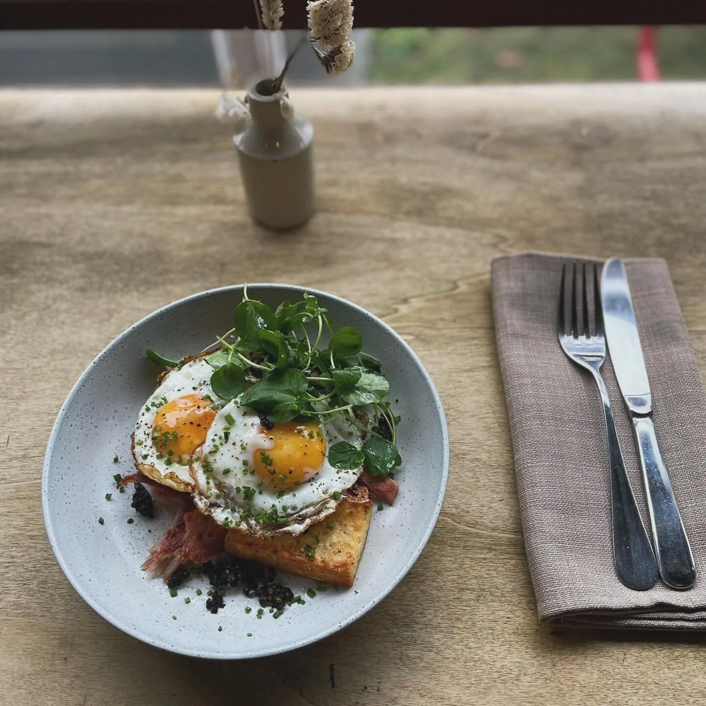 Ham hock &amp; fried eggs with hash brown, black pudding &amp; gravy mayo 🍖 

open 9 - 3 all weekend for brunch 🍳