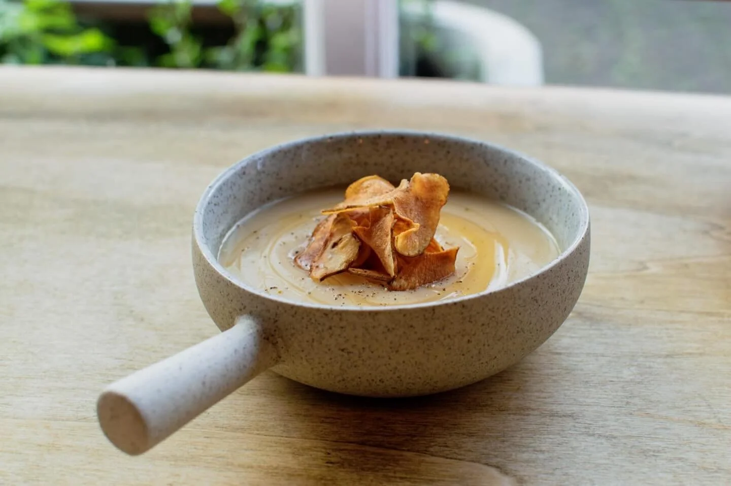 spiced parsnip &amp; sweet potato soup, parsnip crisps 🌟

open until 5pm today 🤎