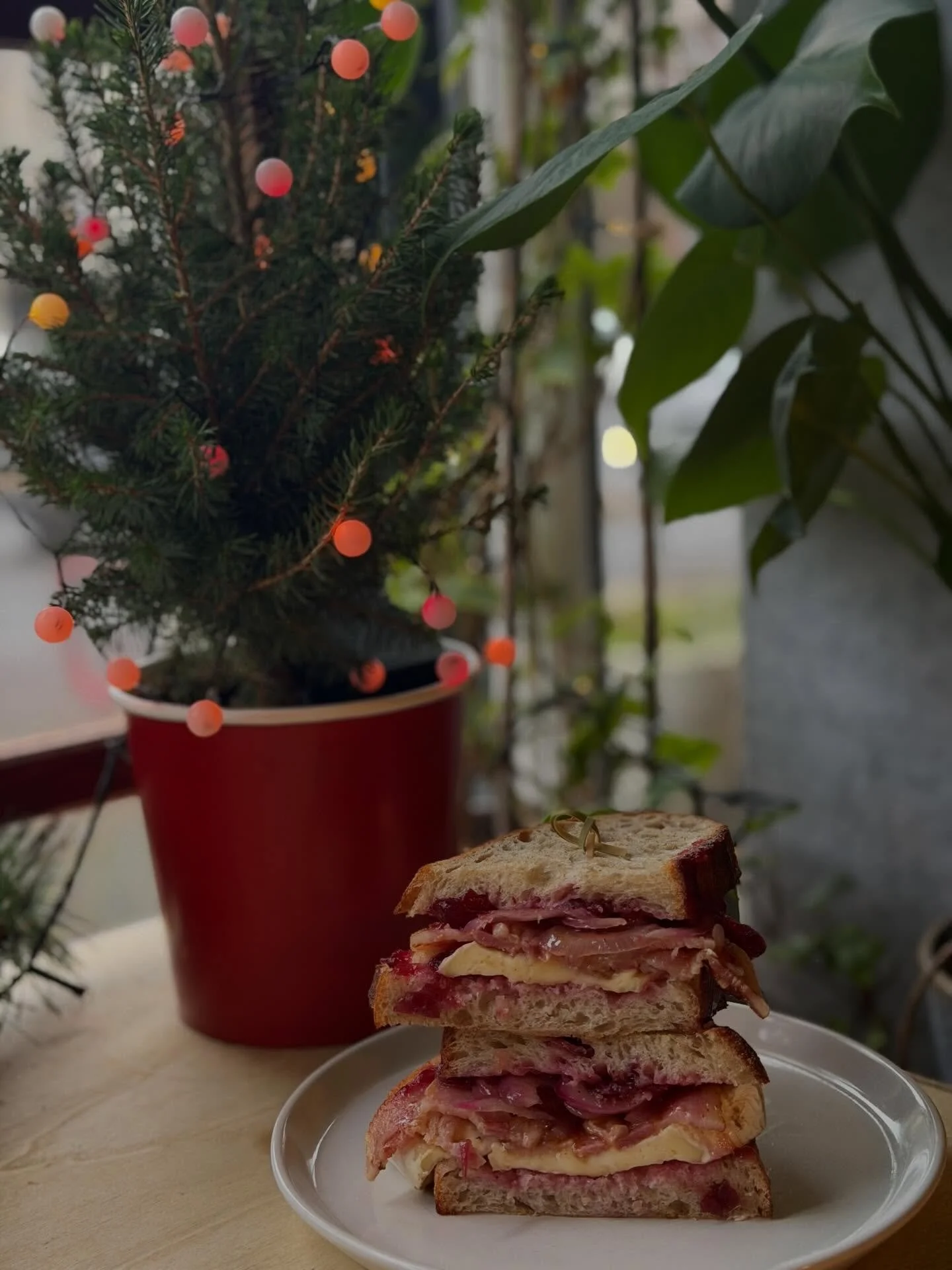 Brie, Bacon &amp; Cranberry Sandwich ✨
served on sourdough with caramelised red onion!
