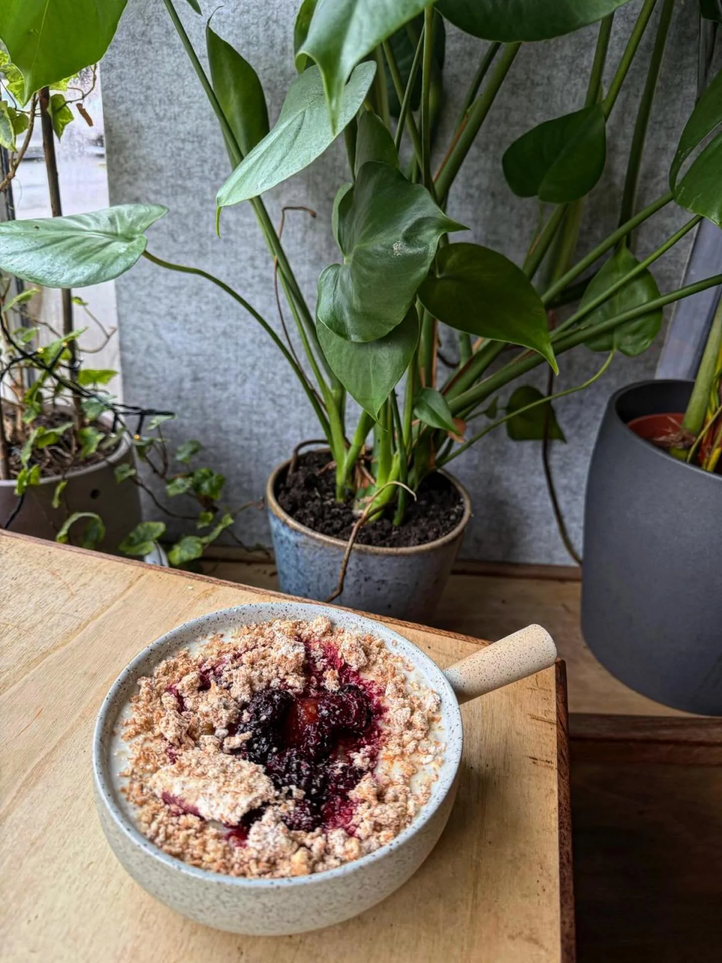 A classic winter warming dish ❤️&zwj;🔥

blackberry &amp; apple crumble porridge 🫶🏽