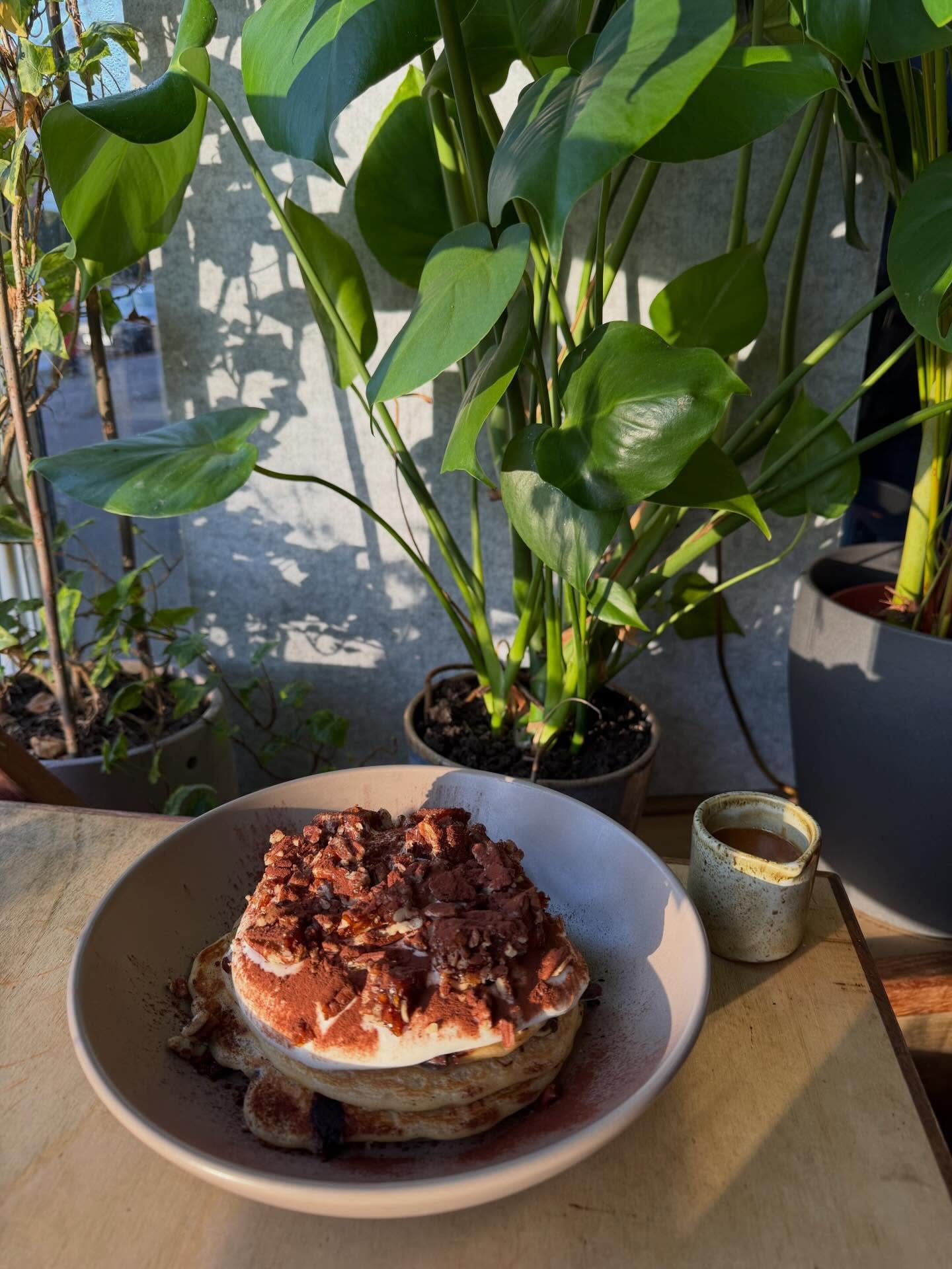 B A N O F F E E  P A N C A K E S 🍌 🥞 

chocolate chip pancakes, pecan brittle, banoffee sauce, vanilla mascarpone cream &amp; fresh banana 💛